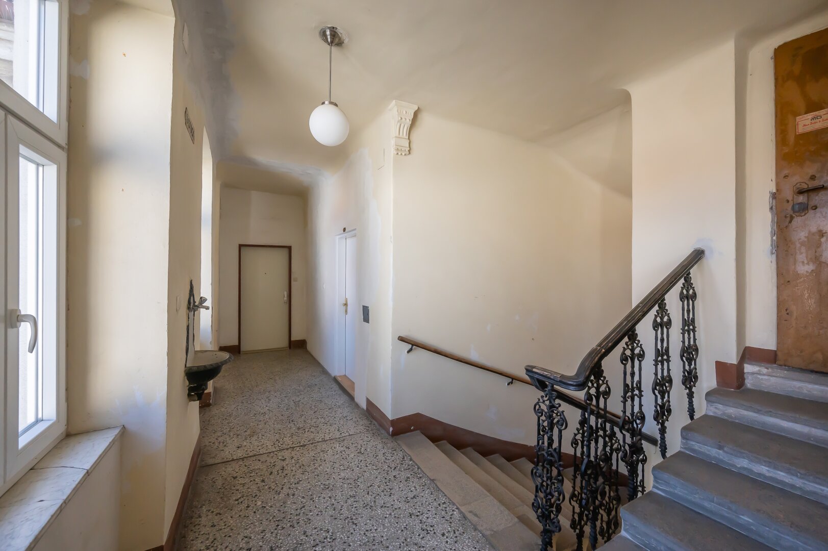 ++Q18++ Well-maintained 1-room old building flat with lots of potential