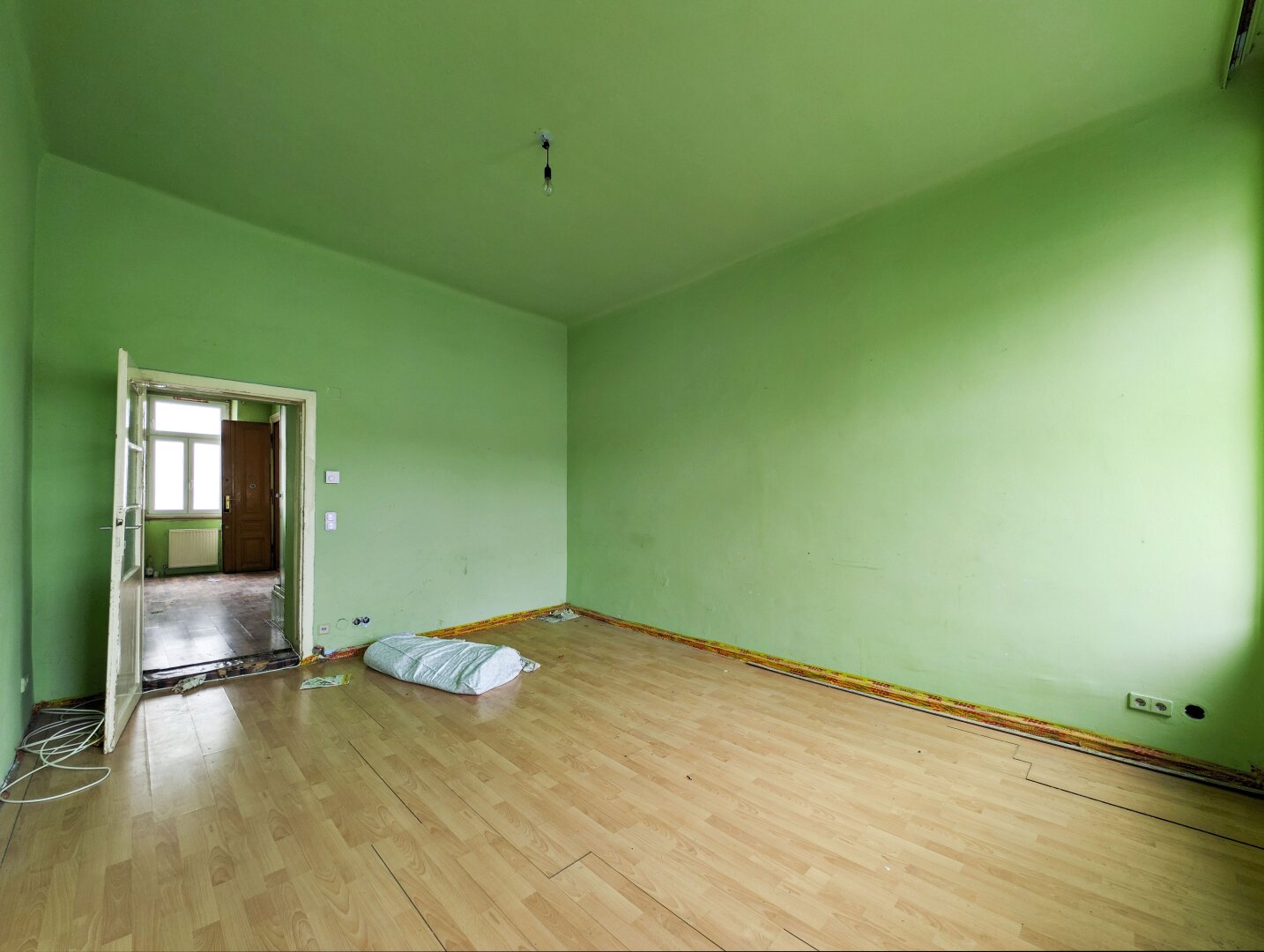 ++Q18++ sanierungsbedürftige 1-Zimmer Altbauwohnung