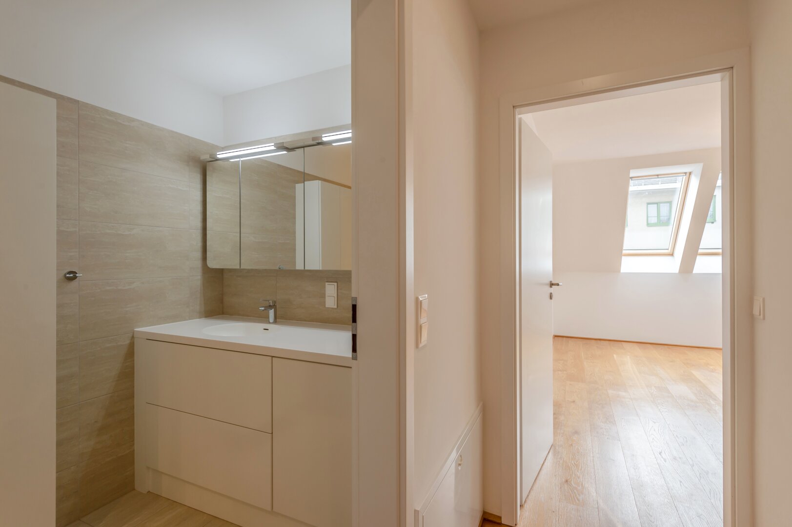 ++NEU++ Großartige 4-Zimmer DG-Wohnung mit 2 Terrassen und Einbaumöbeln!