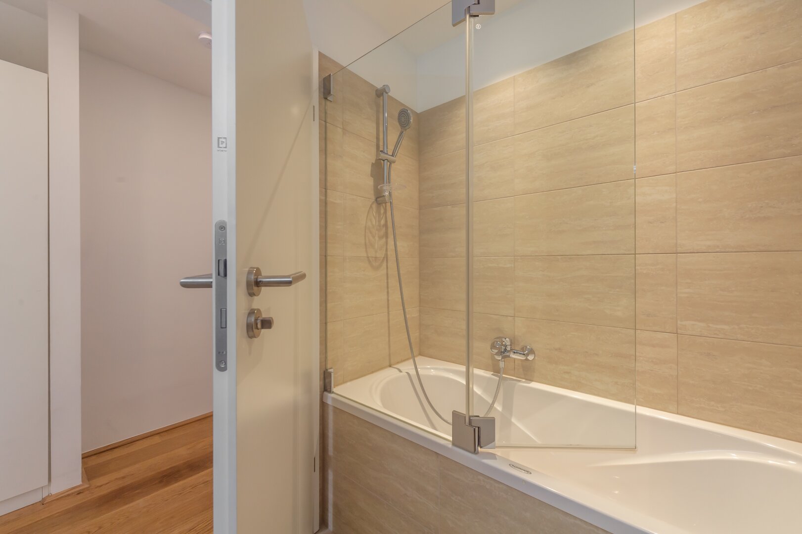 ++NEU++ Großartige 4-Zimmer DG-Wohnung mit 2 Terrassen und Einbaumöbeln!