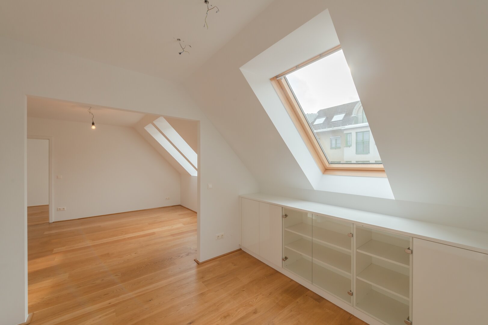 ++NEU++ Großartige 4-Zimmer DG-Wohnung mit 2 Terrassen und Einbaumöbeln!