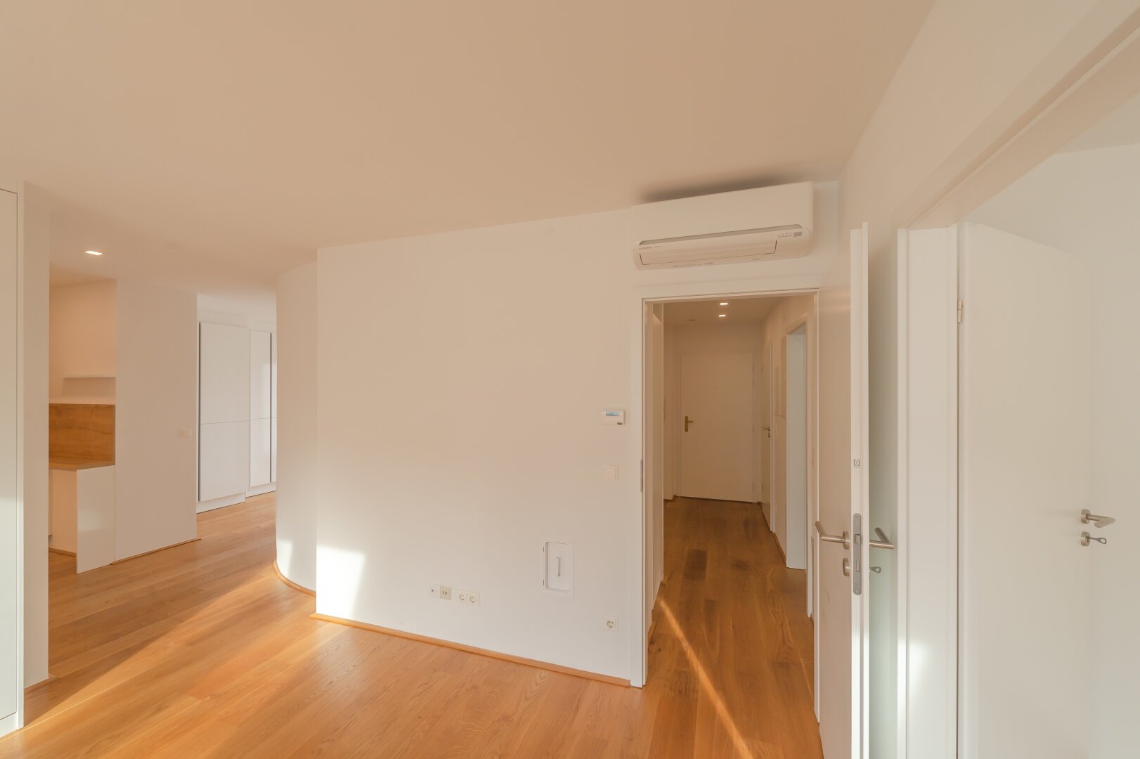 ++NEU++ Großartige 4-Zimmer DG-Wohnung mit 2 Terrassen und Einbaumöbeln!