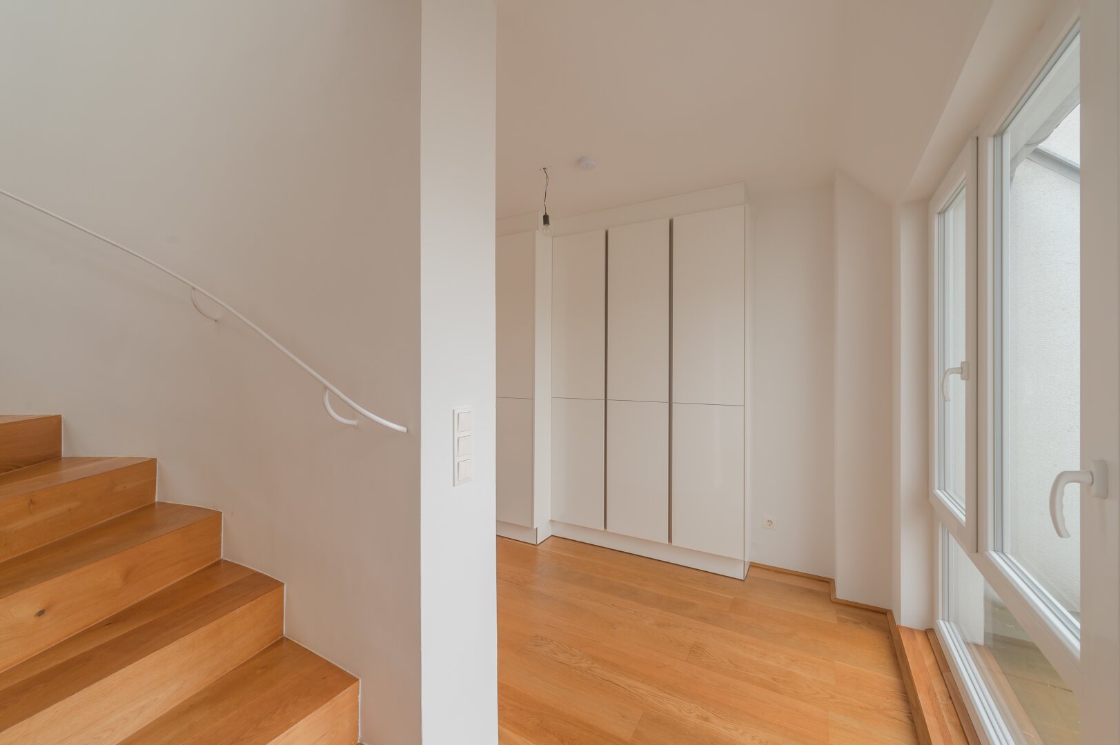 ++NEU++ Großartige 4-Zimmer DG-Wohnung mit 2 Terrassen und Einbaumöbeln!