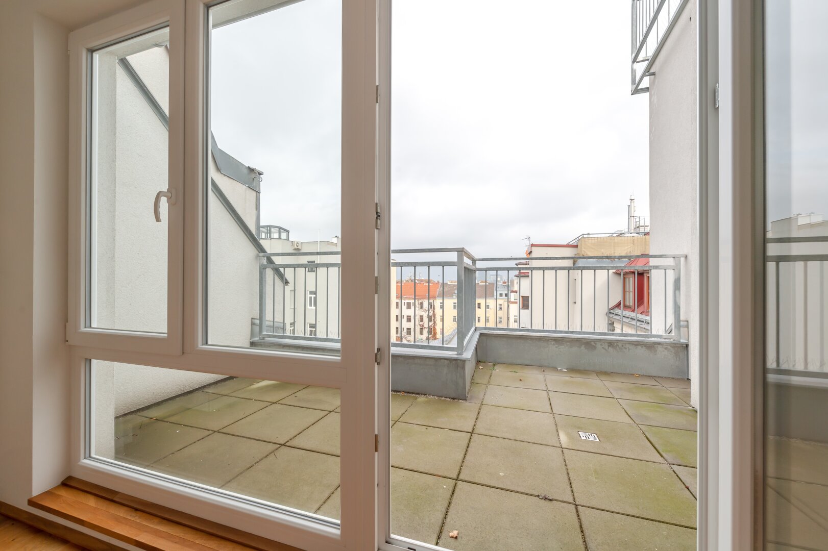 ++NEU++ Großartige 4-Zimmer DG-Wohnung mit 2 Terrassen und Einbaumöbeln!