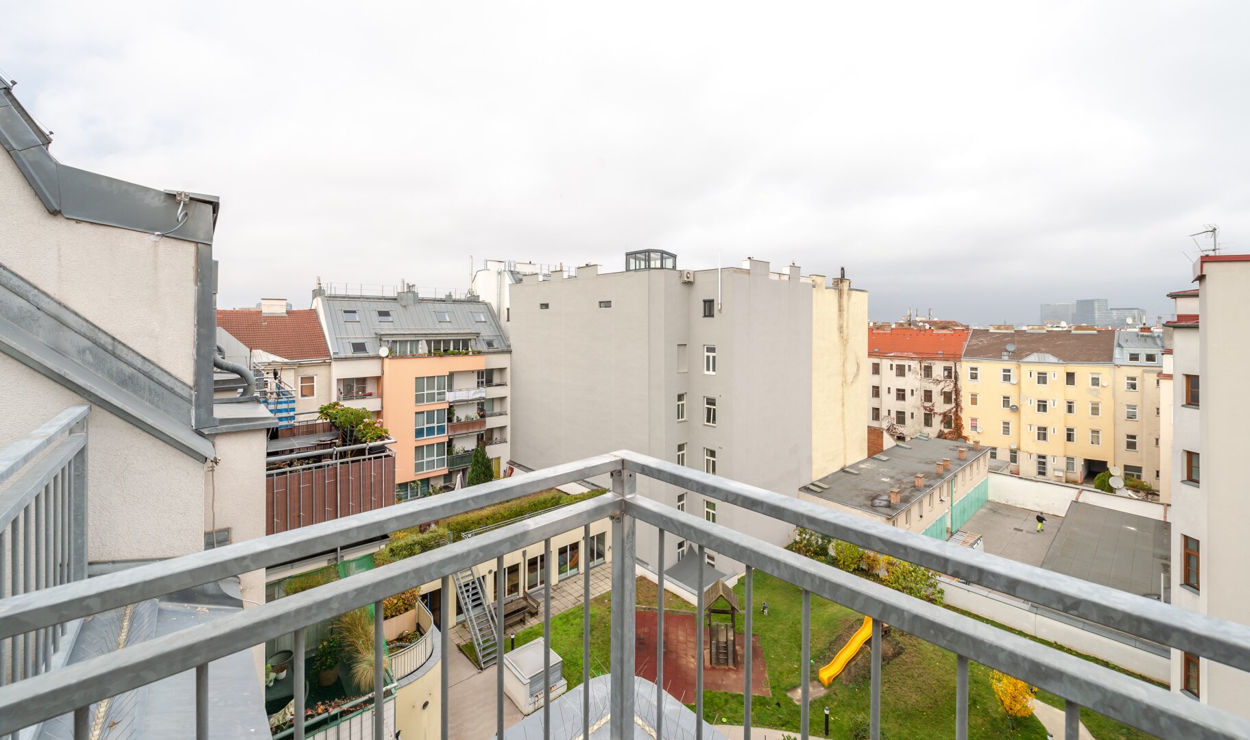 ++NEU++ Großartige 4-Zimmer DG-Wohnung mit 2 Terrassen und Einbaumöbeln!