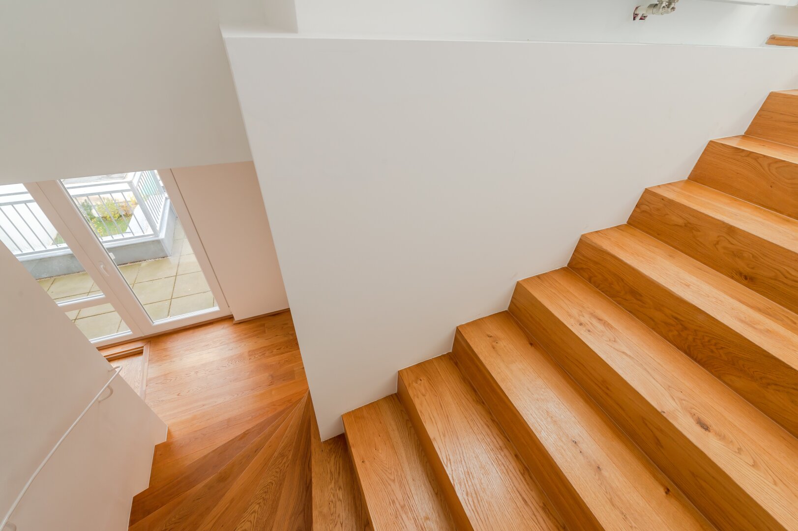 ++NEU++ Großartige 4-Zimmer DG-Wohnung mit 2 Terrassen und Einbaumöbeln!