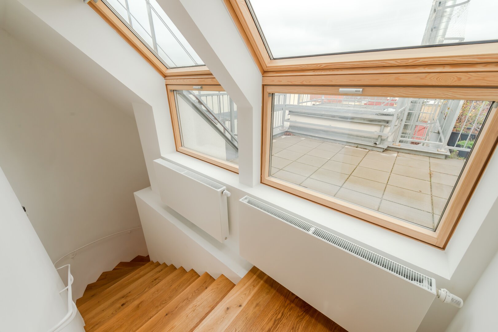 ++NEU++ Großartige 4-Zimmer DG-Wohnung mit 2 Terrassen und Einbaumöbeln!