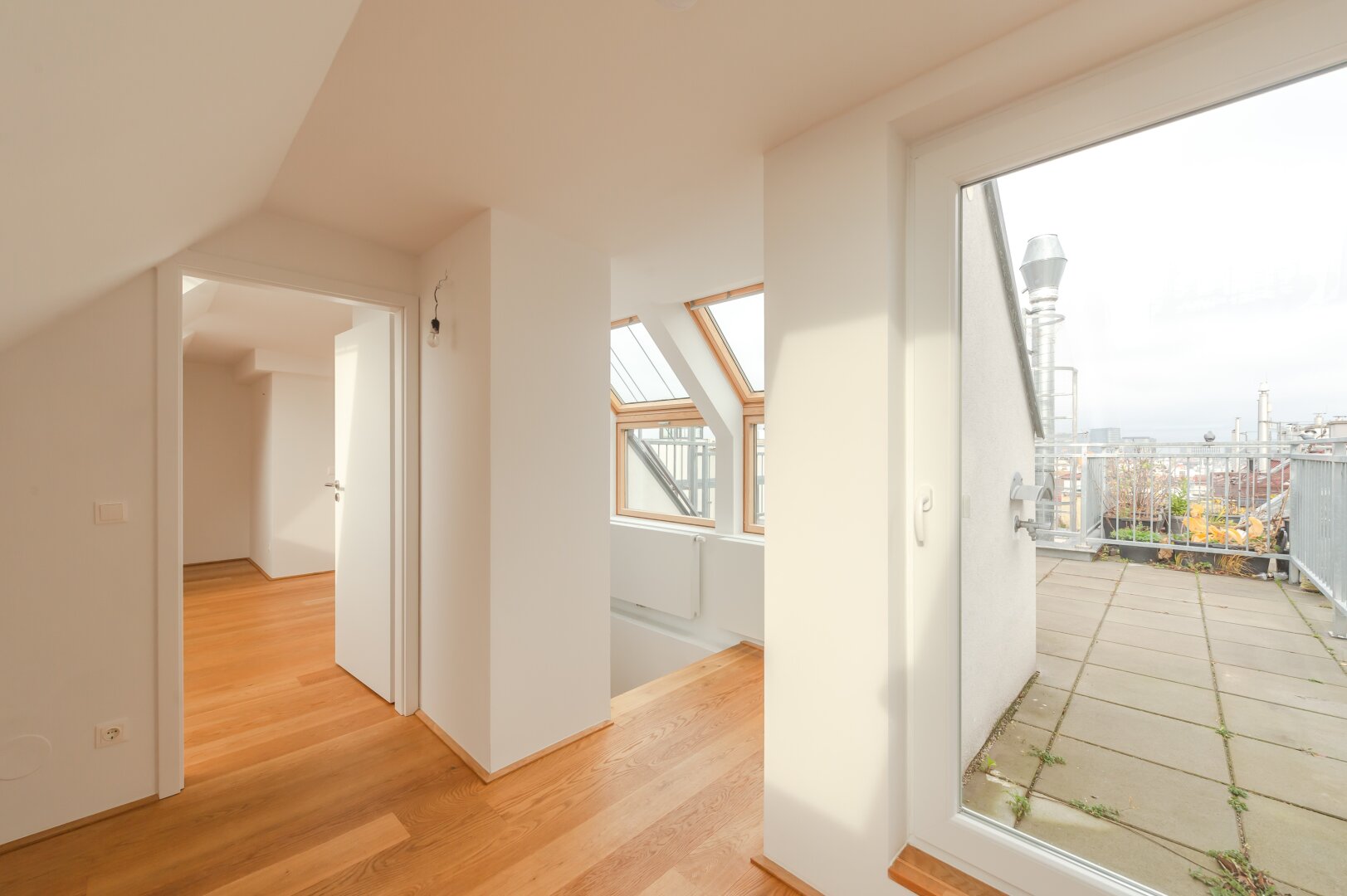 ++NEU++ Großartige 4-Zimmer DG-Wohnung mit 2 Terrassen und Einbaumöbeln!