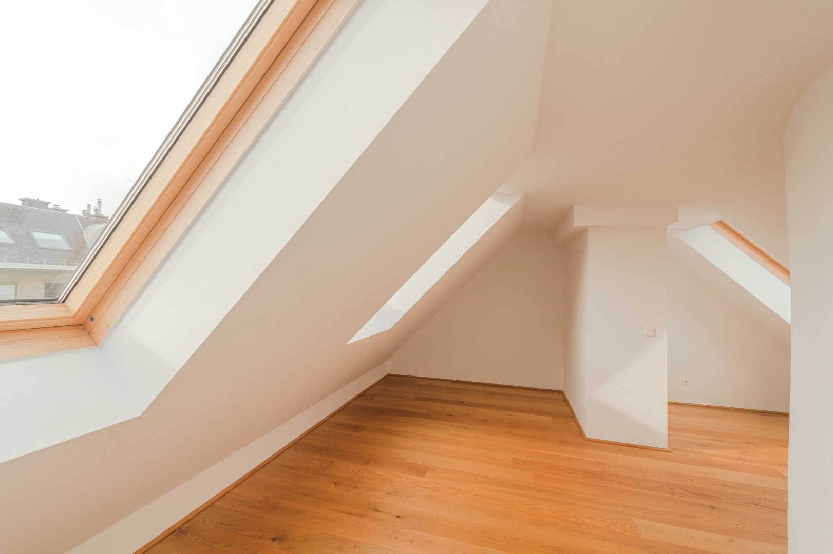 ++NEU++ Großartige 4-Zimmer DG-Wohnung mit 2 Terrassen und Einbaumöbeln!