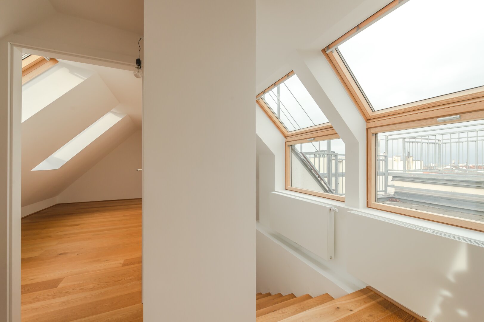 ++NEU++ Großartige 4-Zimmer DG-Wohnung mit 2 Terrassen und Einbaumöbeln!