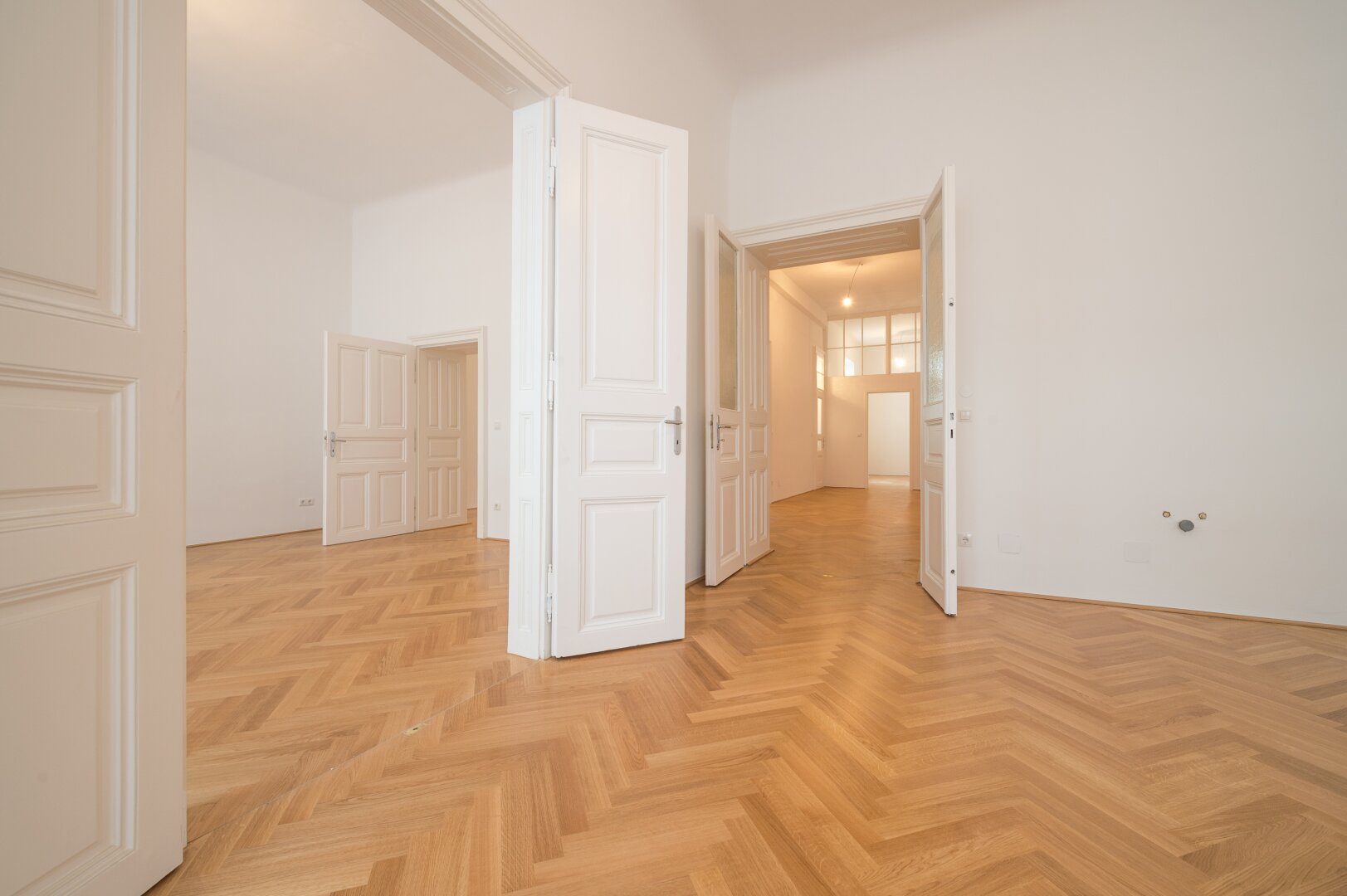 ++NEU++Kernsanierter Altbau ERSTBEZUG, 3 getrennte Zimmer+Küche in Citylage!!