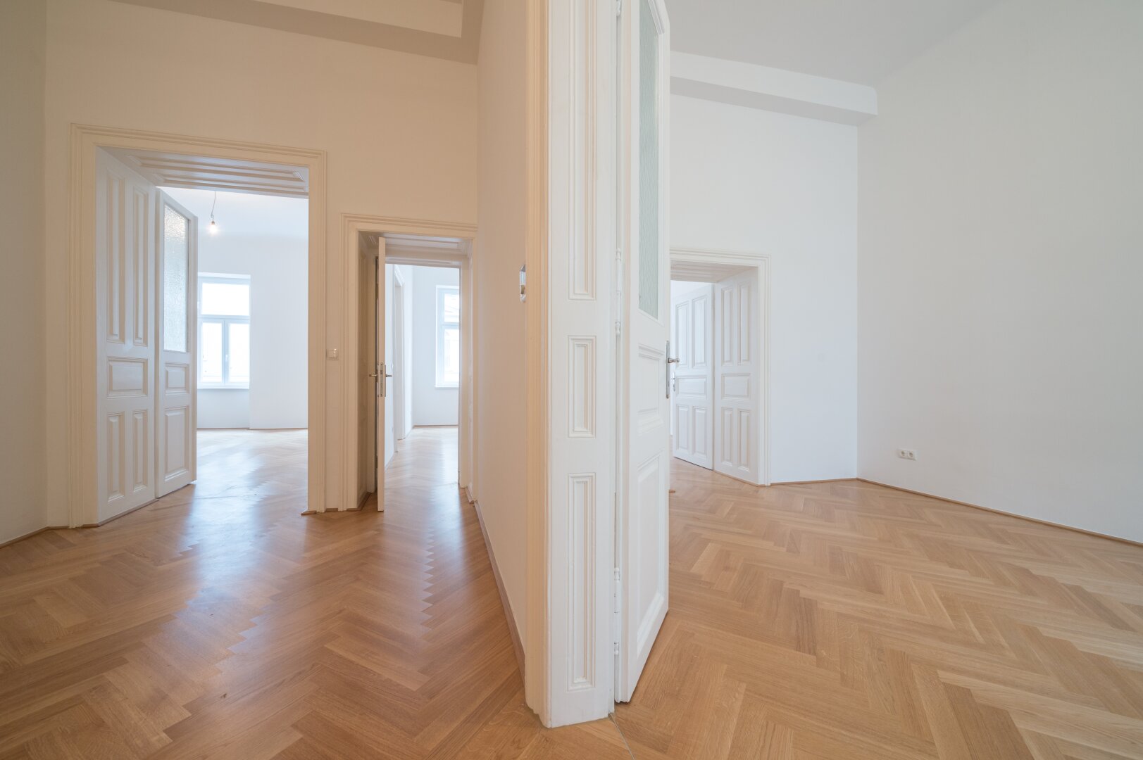 ++NEU++Kernsanierter Altbau ERSTBEZUG, 3 getrennte Zimmer+Küche in Citylage!!