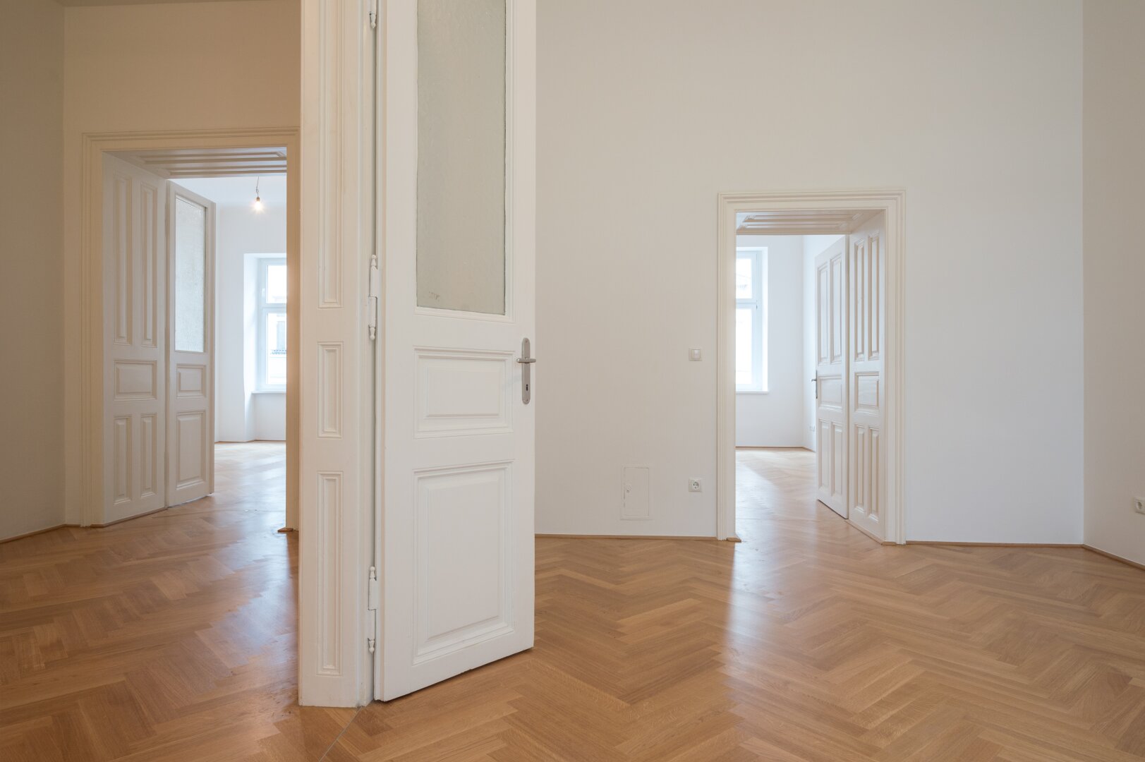 ++NEU++Kernsanierter Altbau ERSTBEZUG, 3 getrennte Zimmer+Küche in Citylage!!