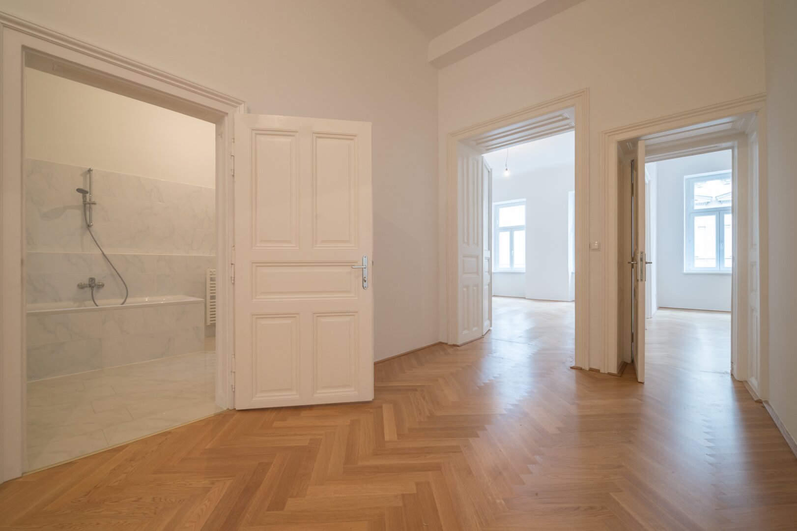 ++NEU++Kernsanierter Altbau ERSTBEZUG, 3 getrennte Zimmer+Küche in Citylage!!