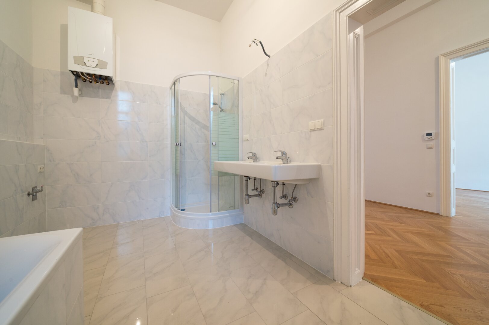 ++NEU++Kernsanierter Altbau ERSTBEZUG, 3 getrennte Zimmer+Küche in Citylage!!