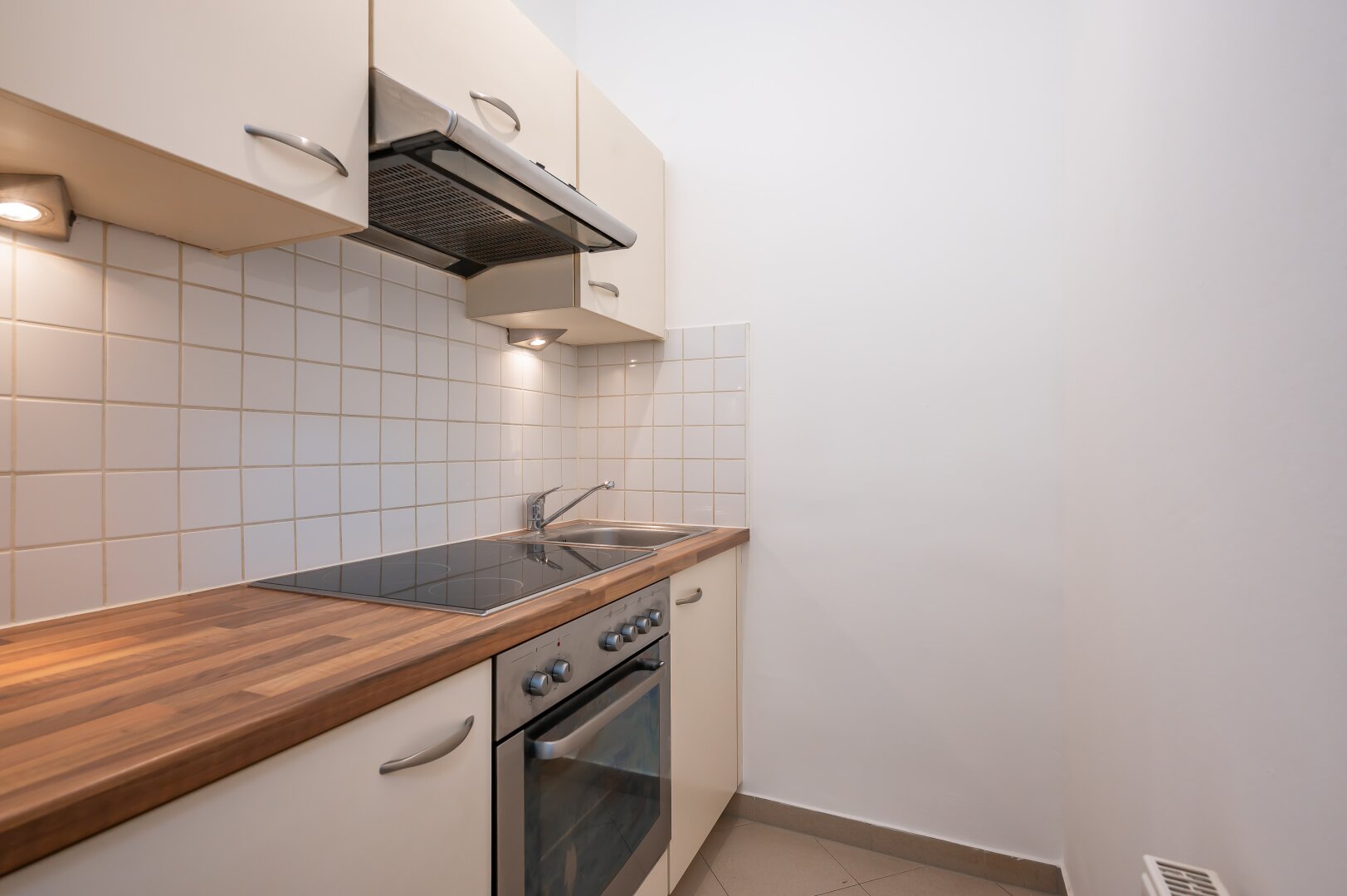 ++NEU++  2-Zimmer Altbau mit ca. 5m² Balkon/Loggia in sehr guter Lage!