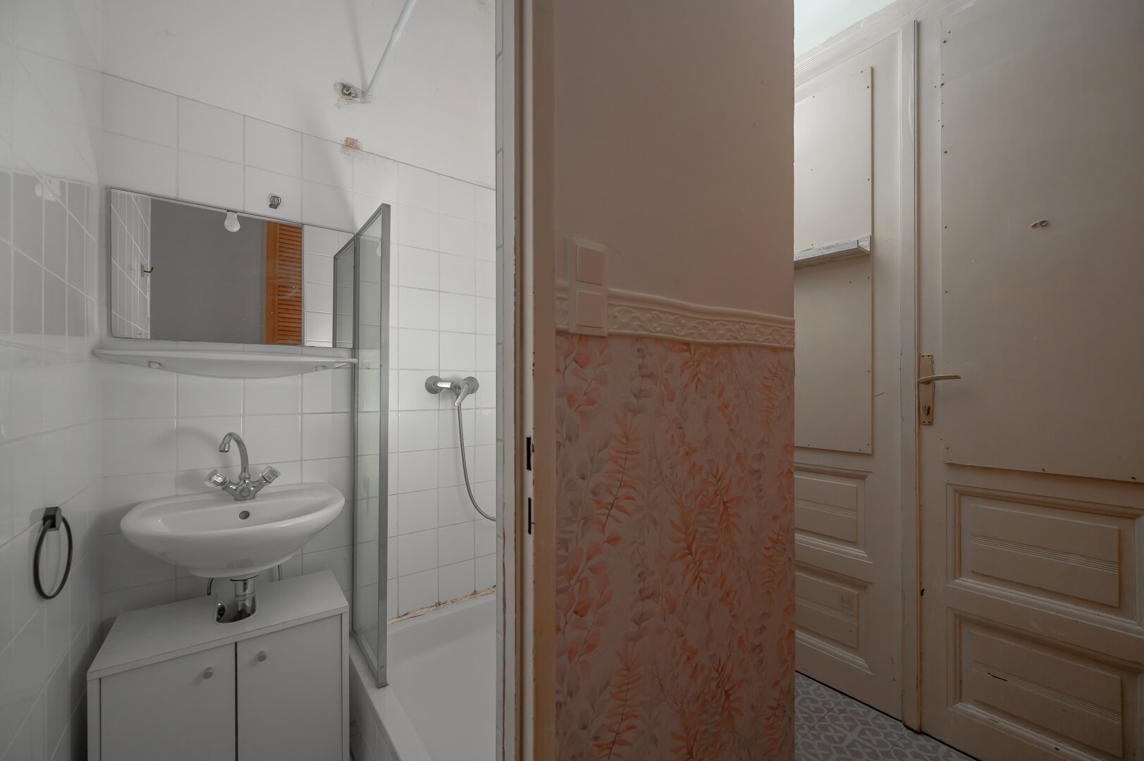 ++NEU++ Period Apartment with Potential – 1-Room Apartment in Need of Renovation
