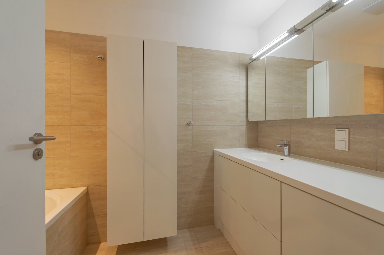 ++NEU++ Großartige 4-Zimmer DG-Wohnung mit 2 Terrassen und Einbaumöbeln!