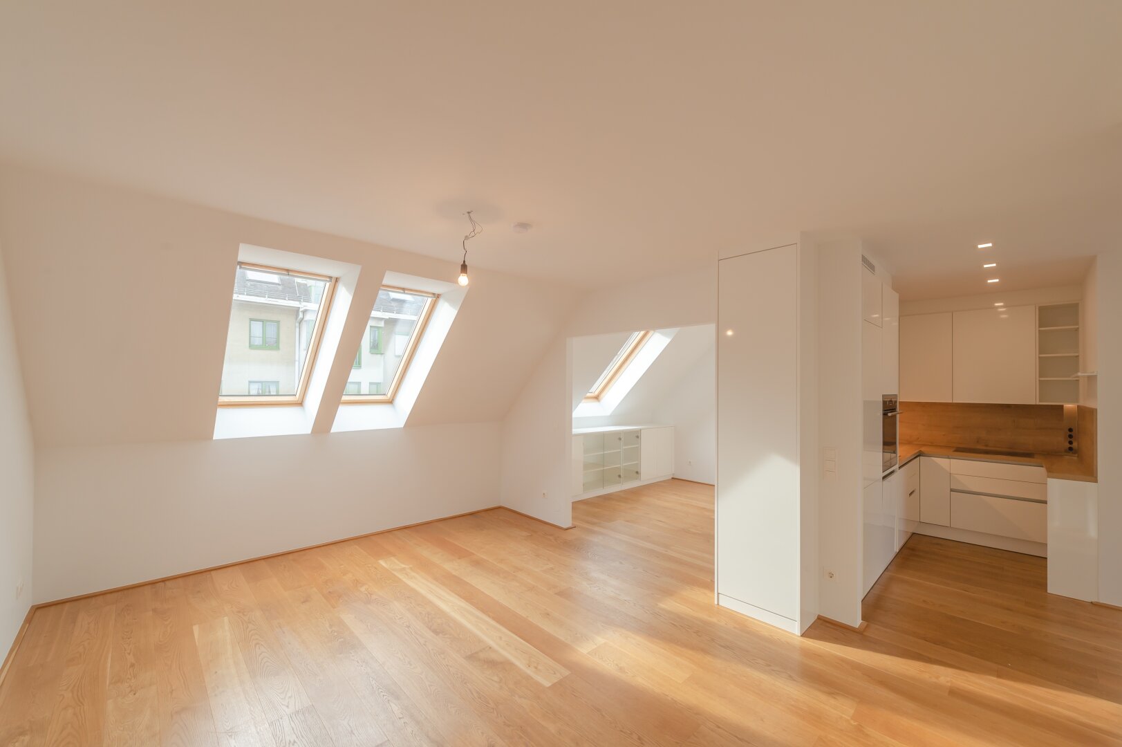 ++NEU++ Großartige 4-Zimmer DG-Wohnung mit 2 Terrassen und Einbaumöbeln!