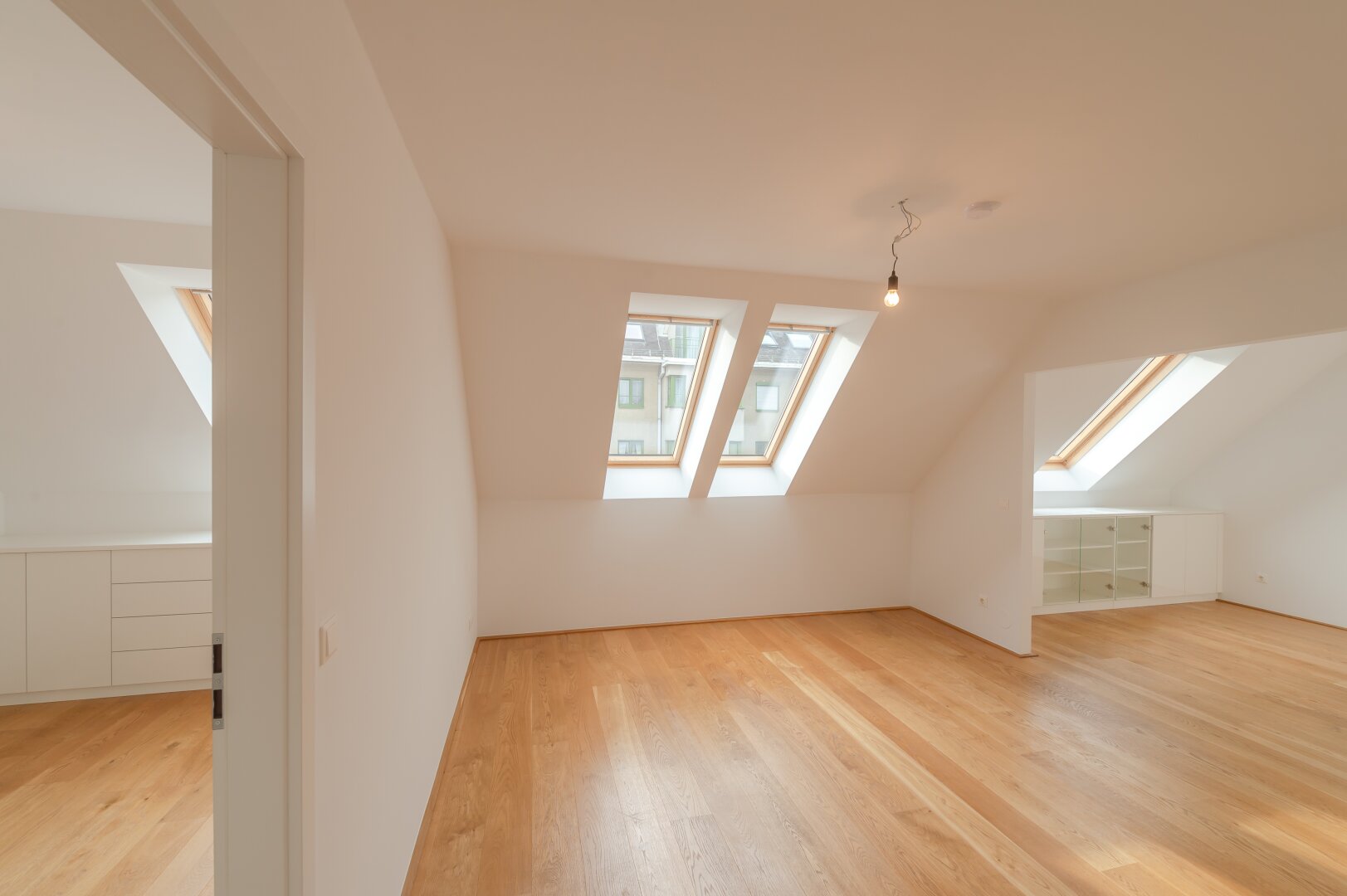 ++NEU++ Großartige 4-Zimmer DG-Wohnung mit 2 Terrassen und Einbaumöbeln!