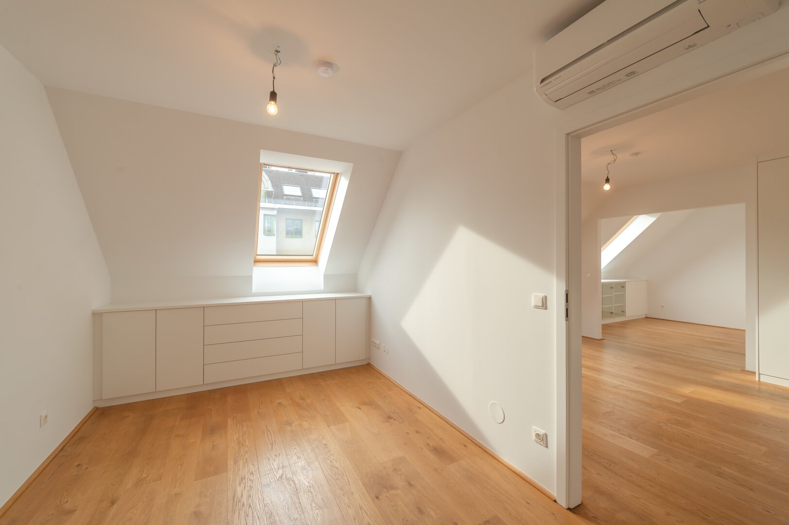 ++NEU++ Großartige 4-Zimmer DG-Wohnung mit 2 Terrassen und Einbaumöbeln!