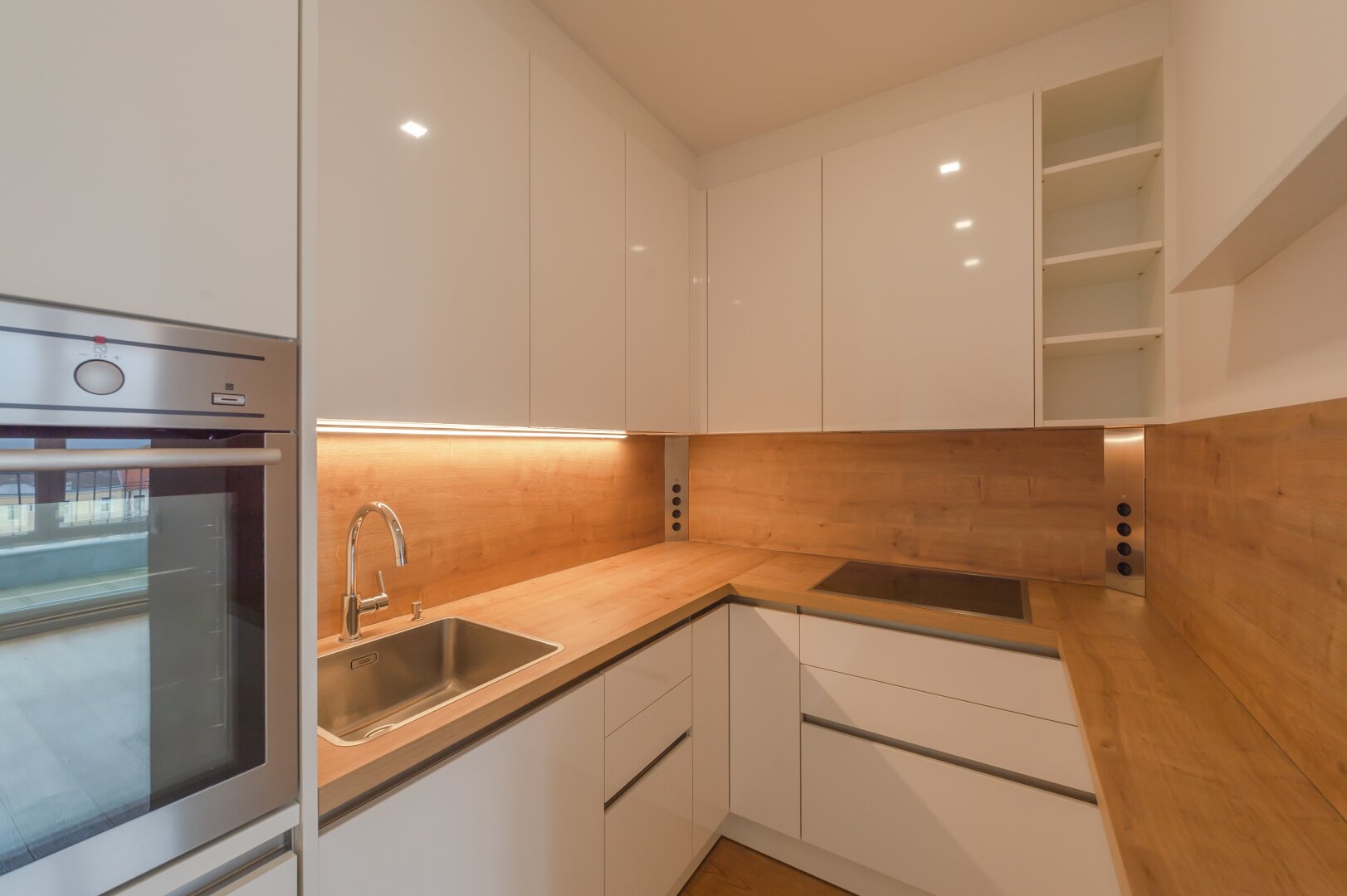 ++NEU++ Großartige 4-Zimmer DG-Wohnung mit 2 Terrassen und Einbaumöbeln!