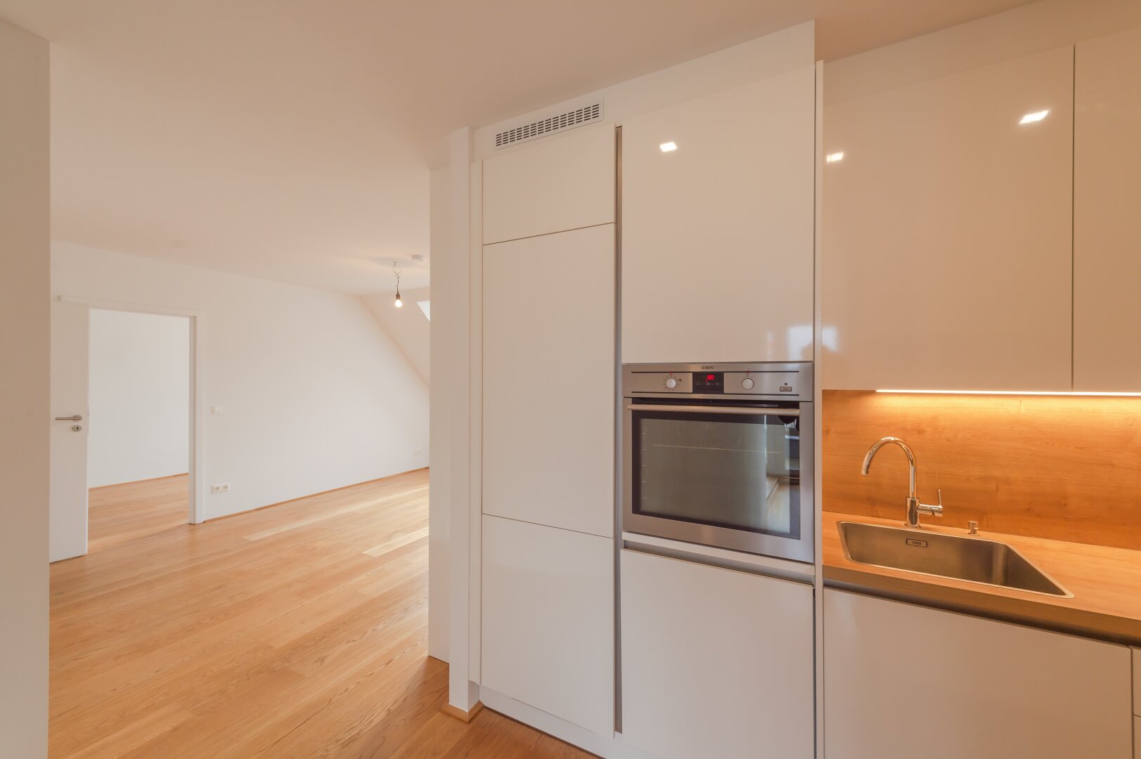 ++NEU++ Großartige 4-Zimmer DG-Wohnung mit 2 Terrassen und Einbaumöbeln!