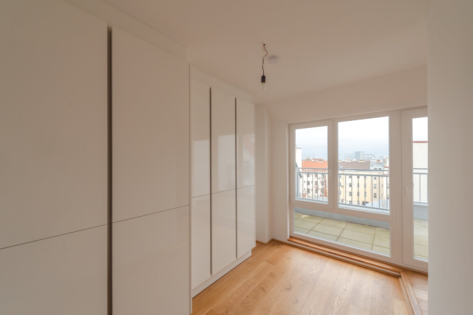 ++NEU++ Großartige 4-Zimmer DG-Wohnung mit 2 Terrassen und Einbaumöbeln!