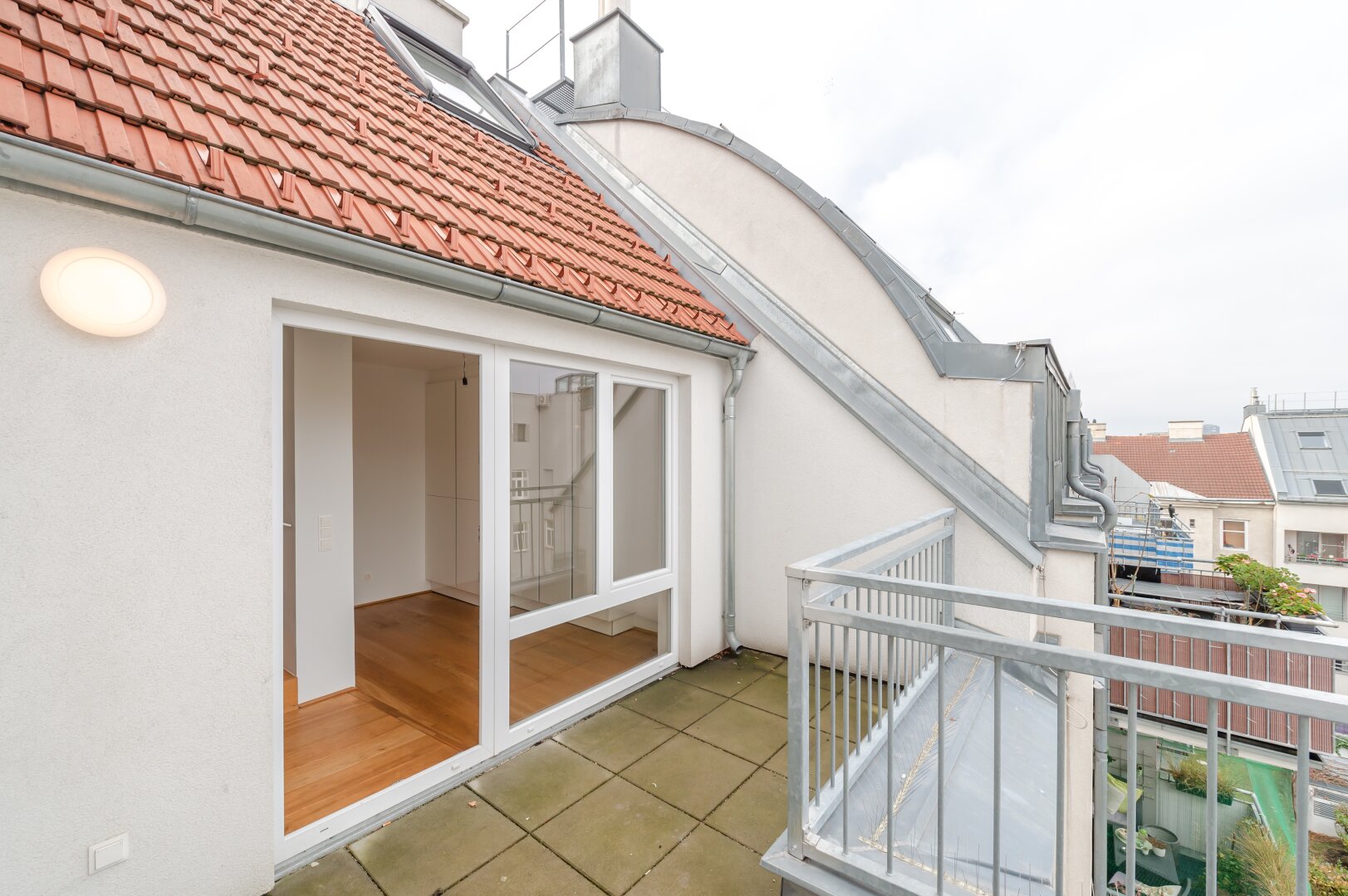 ++NEU++ Großartige 4-Zimmer DG-Wohnung mit 2 Terrassen und Einbaumöbeln!