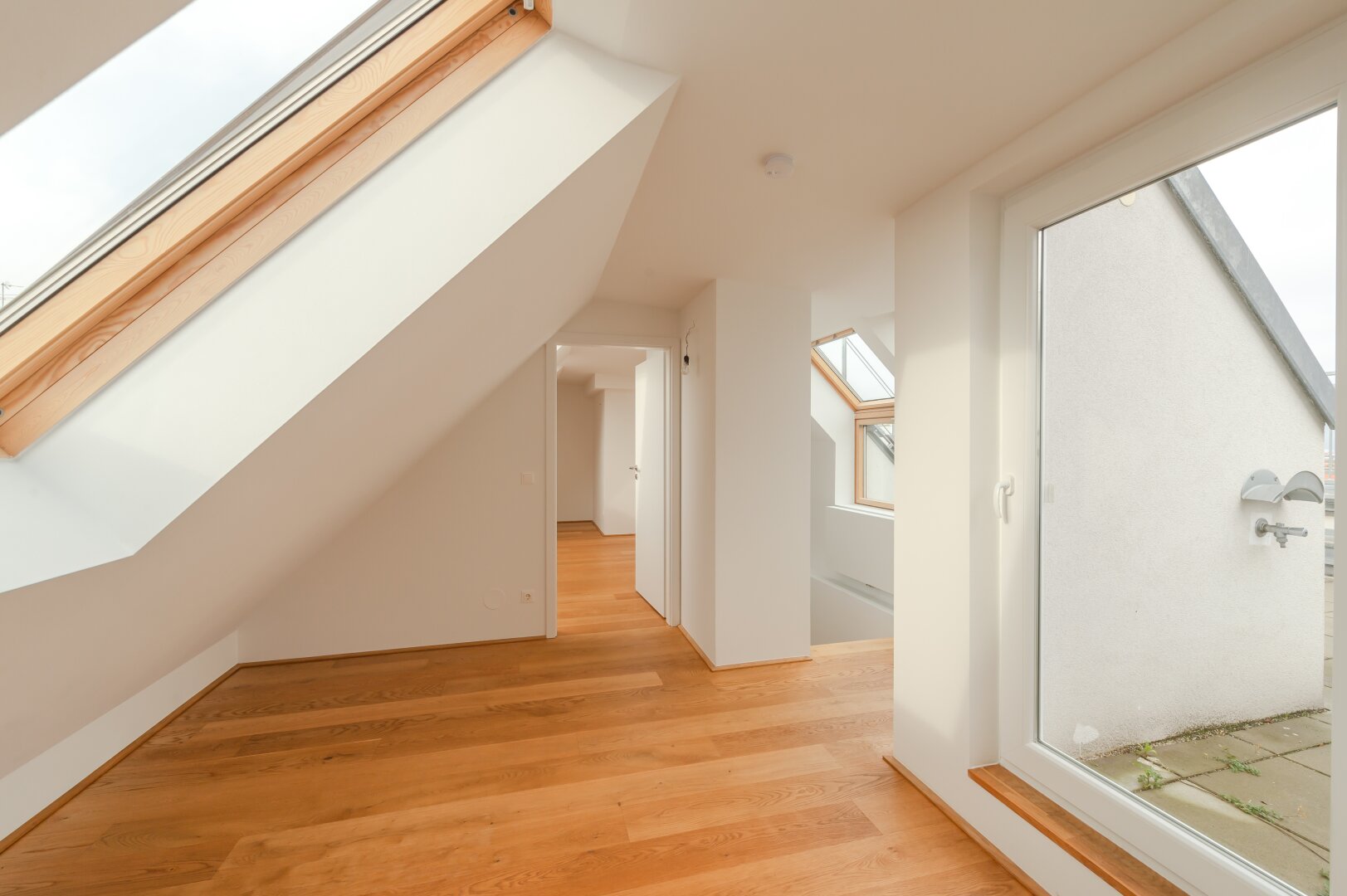 ++NEU++ Großartige 4-Zimmer DG-Wohnung mit 2 Terrassen und Einbaumöbeln!