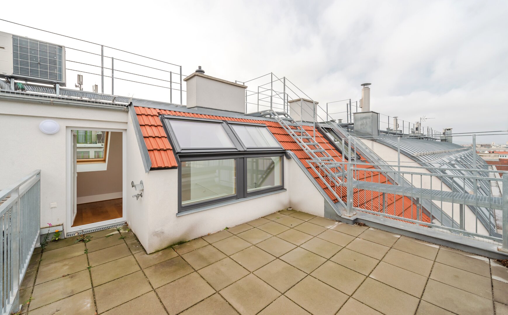 ++NEU++ Großartige 4-Zimmer DG-Wohnung mit 2 Terrassen und Einbaumöbeln!