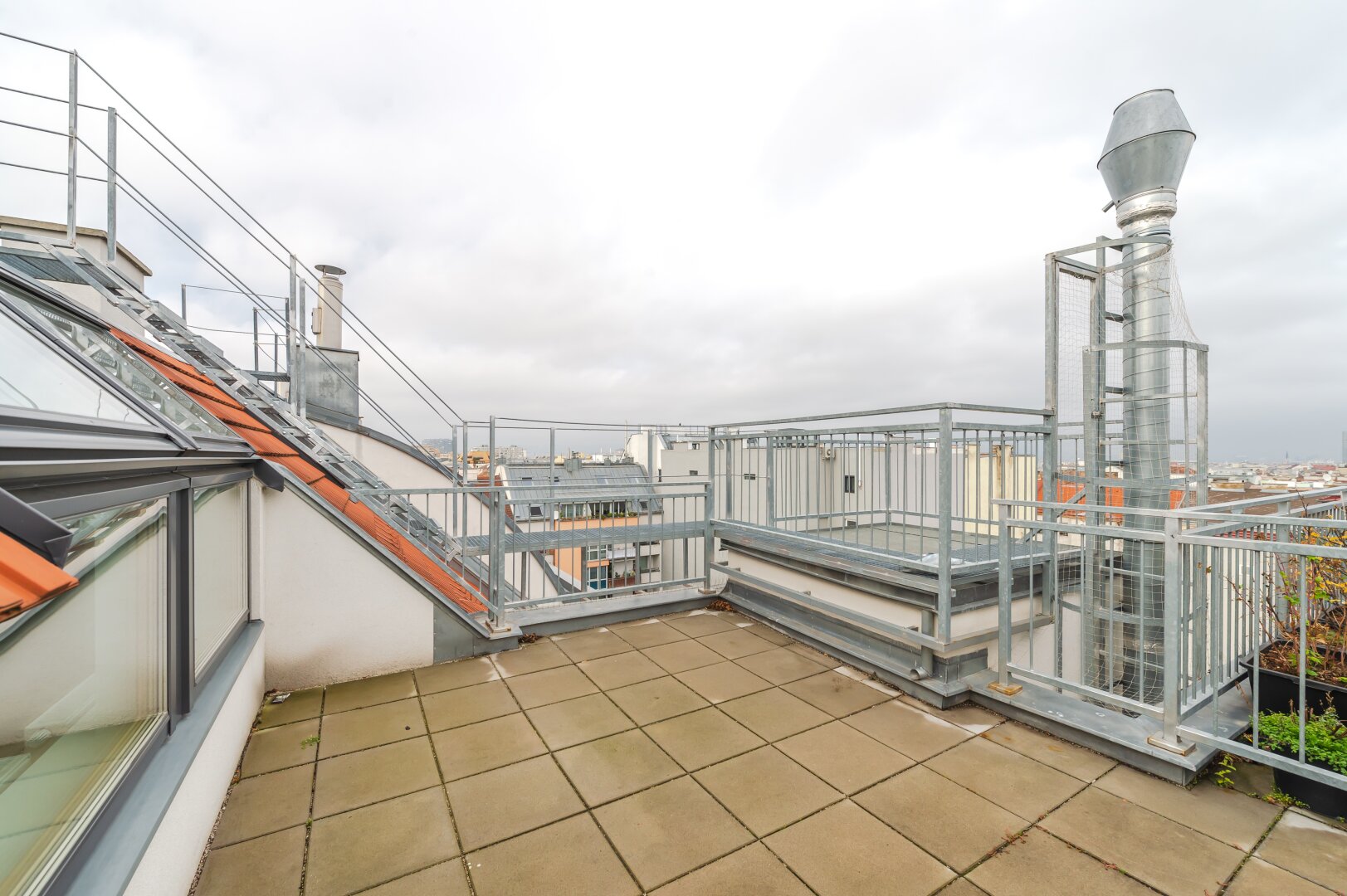 ++NEU++ Großartige 4-Zimmer DG-Wohnung mit 2 Terrassen und Einbaumöbeln!