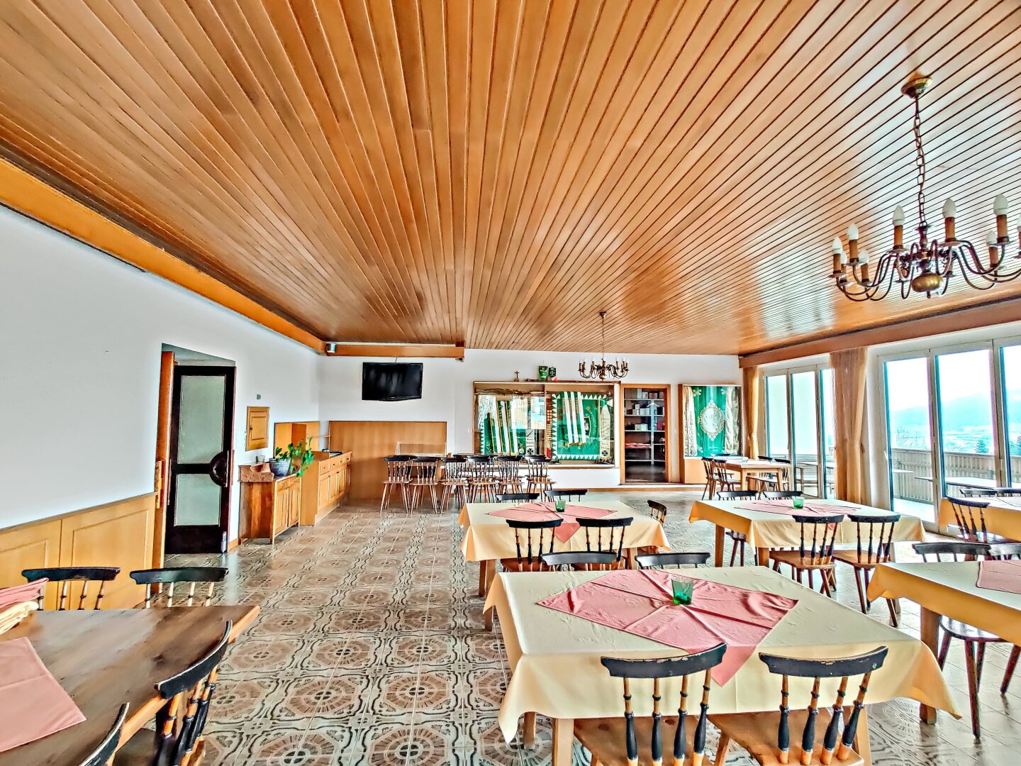 Vielfältiges Potential in Straden. - Gastro-Pension mit Betrieb, Wohnung und umfassenden Nebenflächen.