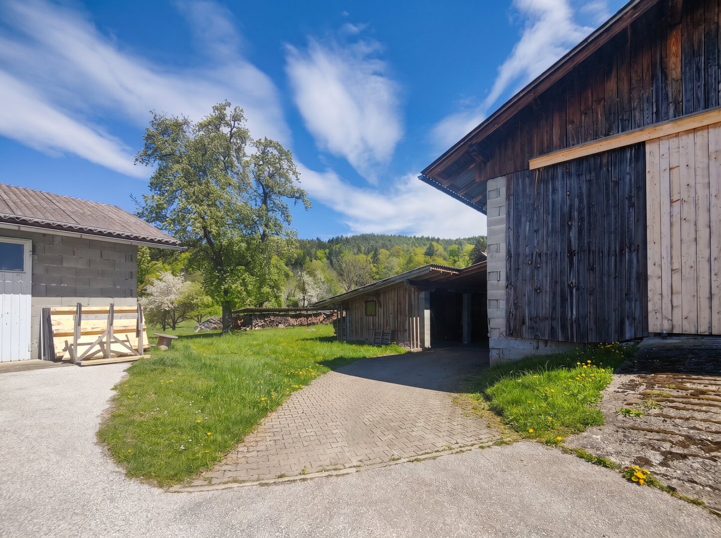 „Seltene Landgut-Liegenschaft nahe Wörthersee: Bauernhaus mit Stallung und rund 9,56 ha Grundbesitz“