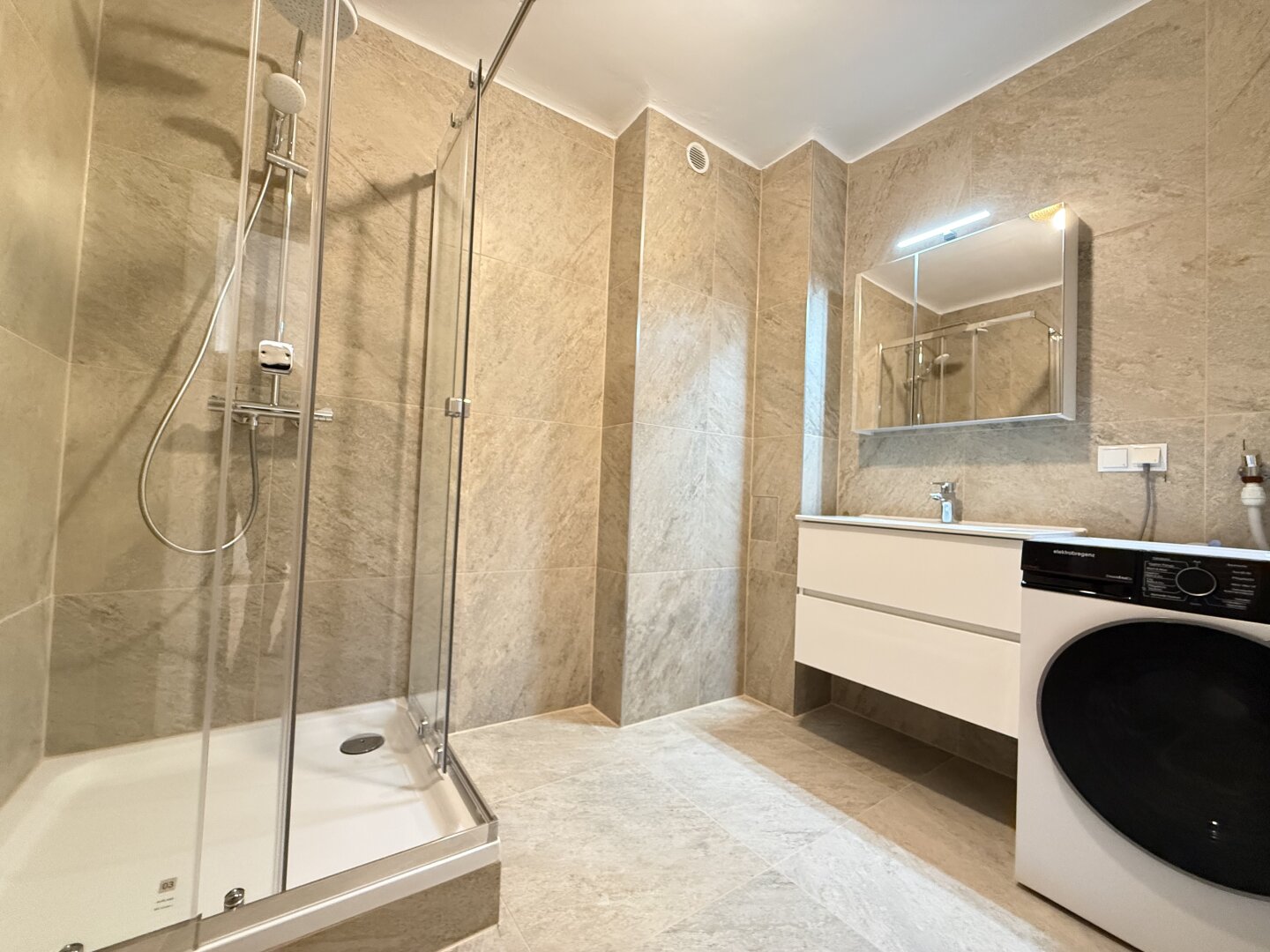 4 Zimmer Wohnung | Ruhig | Saniert | 83 m² | neues Bad & WC | Sofort verfügbar