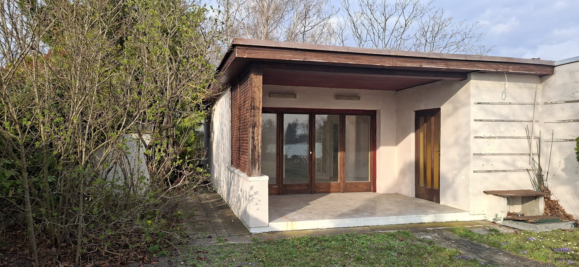 Badehäuser in allen Himmelsrichtungen, renoierungsbedürftig, Mietgrund