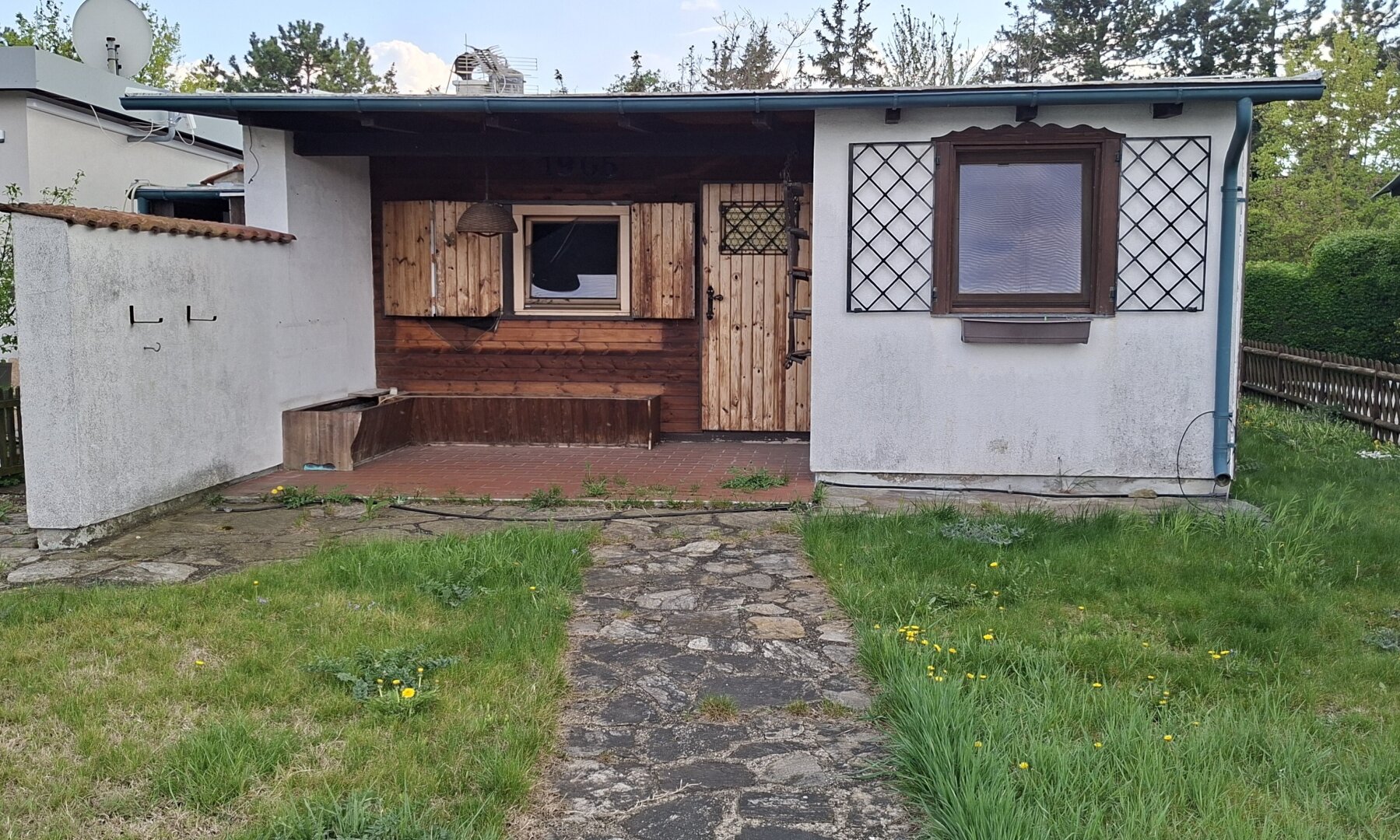 Badehäuser in allen Himmelsrichtungen, renoierungsbedürftig, Mietgrund