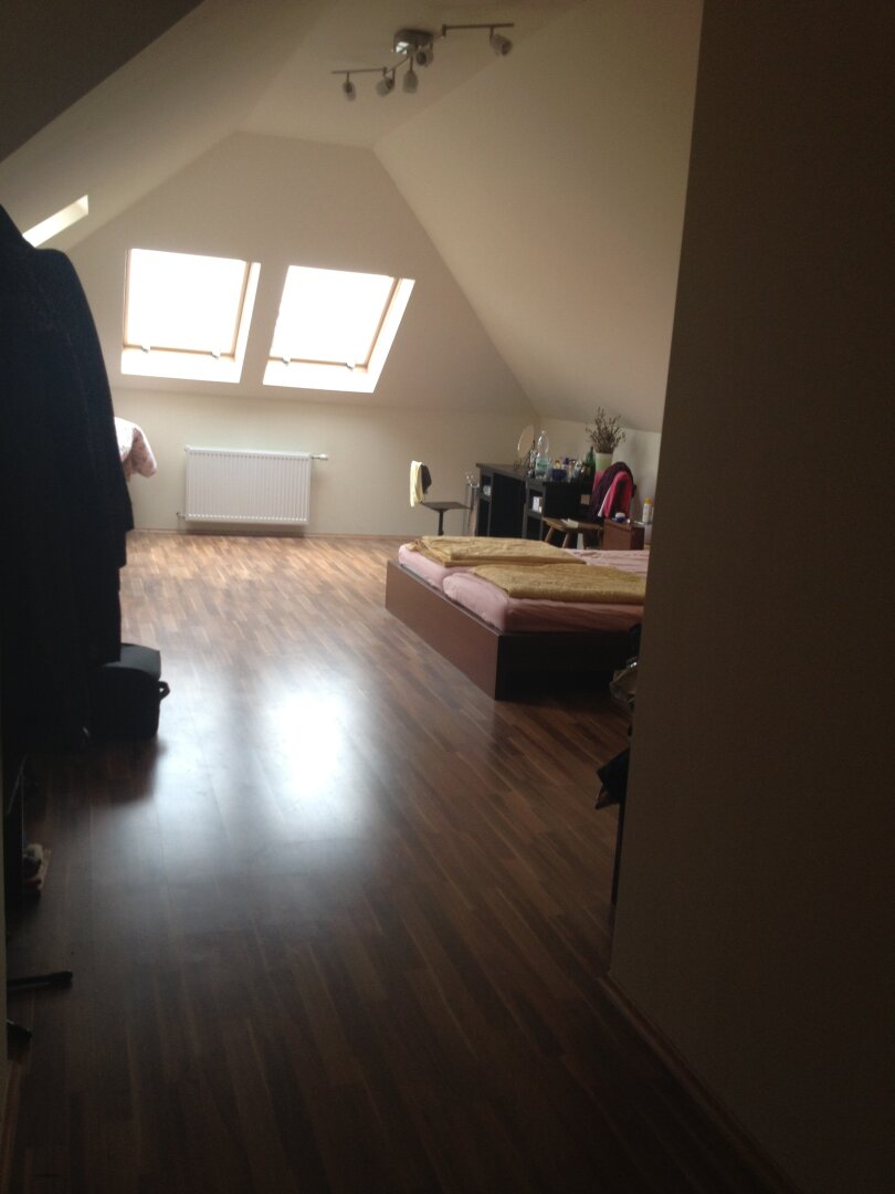 Einzigartige 268 m2 Doppelhaushälfte  auf 750 m2 Grundstück mit 3 Ebenen und über 700 m2 Wohn- und Nutzfläche. (14 Zimmer!!).