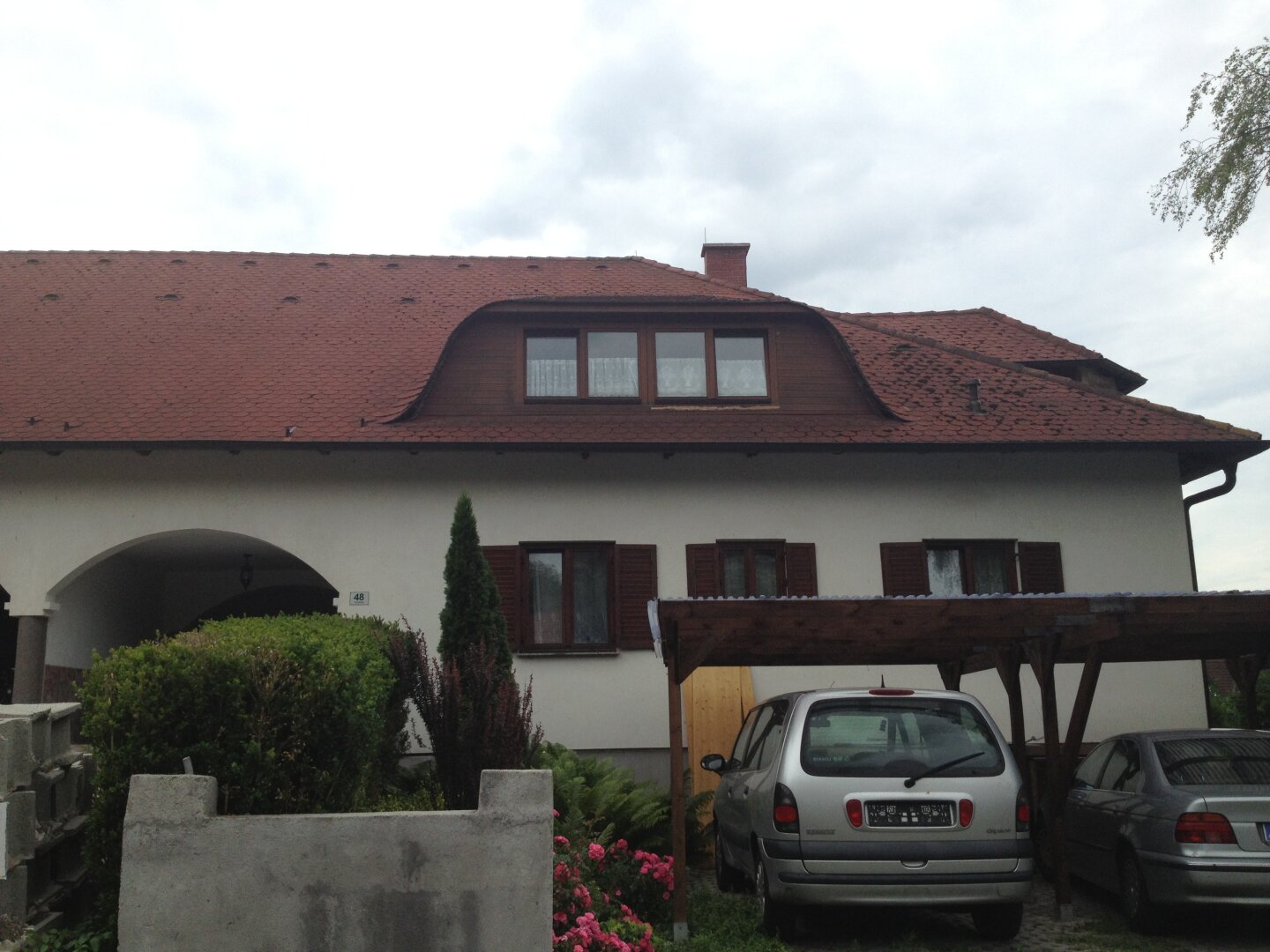 Einzigartige 268 m2 Doppelhaushälfte  auf 750 m2 Grundstück mit 3 Ebenen und über 700 m2 Wohn- und Nutzfläche. (14 Zimmer!!).