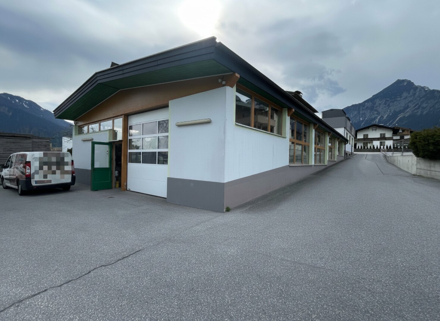 Tischlerei mit Büro im Tiroler Unterland zwischen Jenbach und Wörgl, Eingang Zillertal
