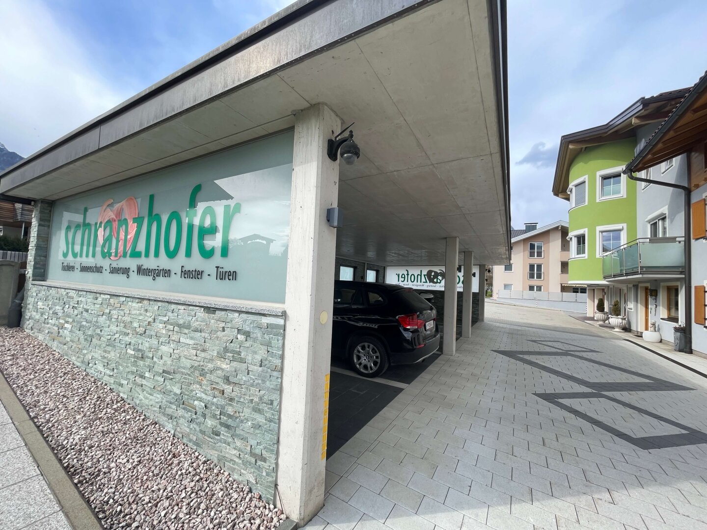 Tischlerei mit Büro im Tiroler Unterland zwischen Jenbach und Wörgl, Eingang Zillertal