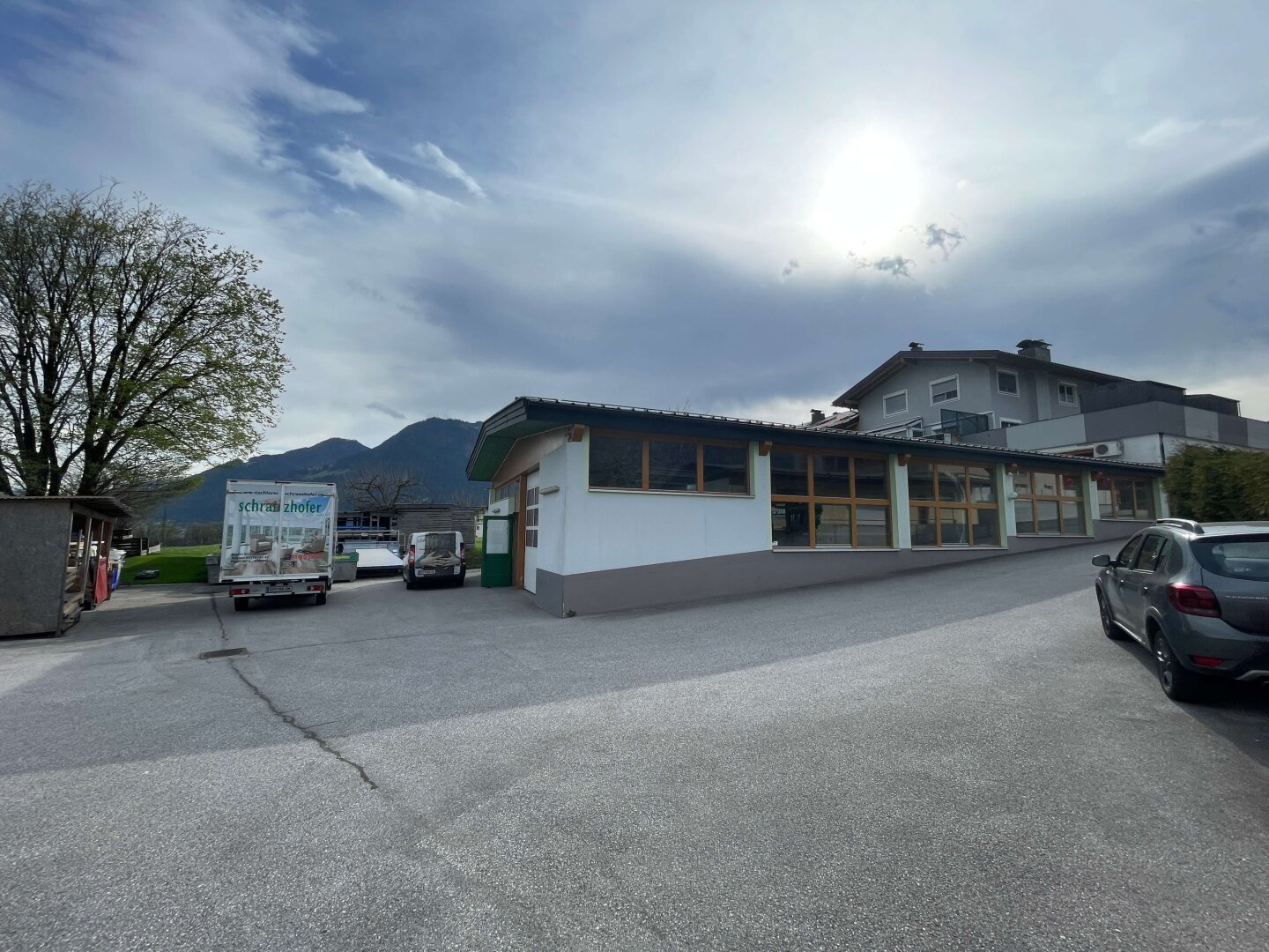 Tischlerei mit Büro im Tiroler Unterland zwischen Jenbach und Wörgl, Eingang Zillertal