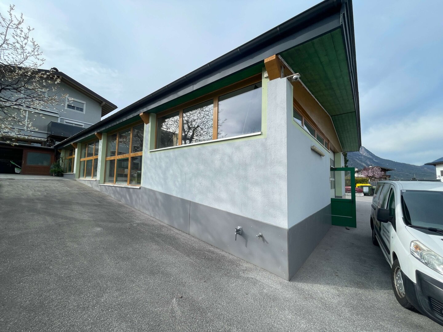 Tischlerei mit Büro im Tiroler Unterland zwischen Jenbach und Wörgl, Eingang Zillertal