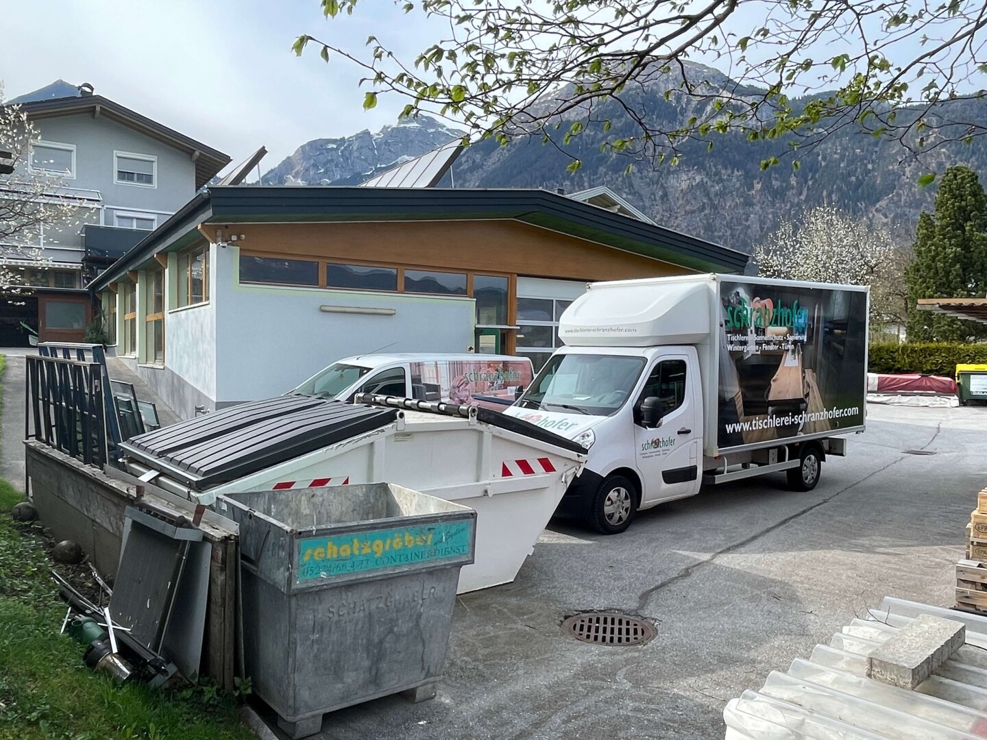 Tischlerei mit Büro im Tiroler Unterland zwischen Jenbach und Wörgl, Eingang Zillertal
