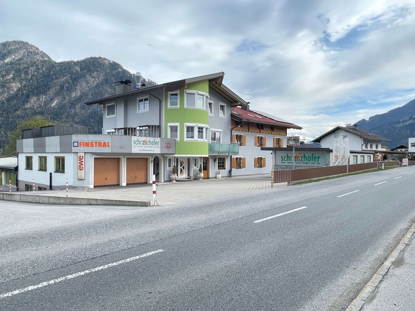 Tischlerei mit Büro im Tiroler Unterland zwischen Jenbach und Wörgl, Eingang Zillertal
