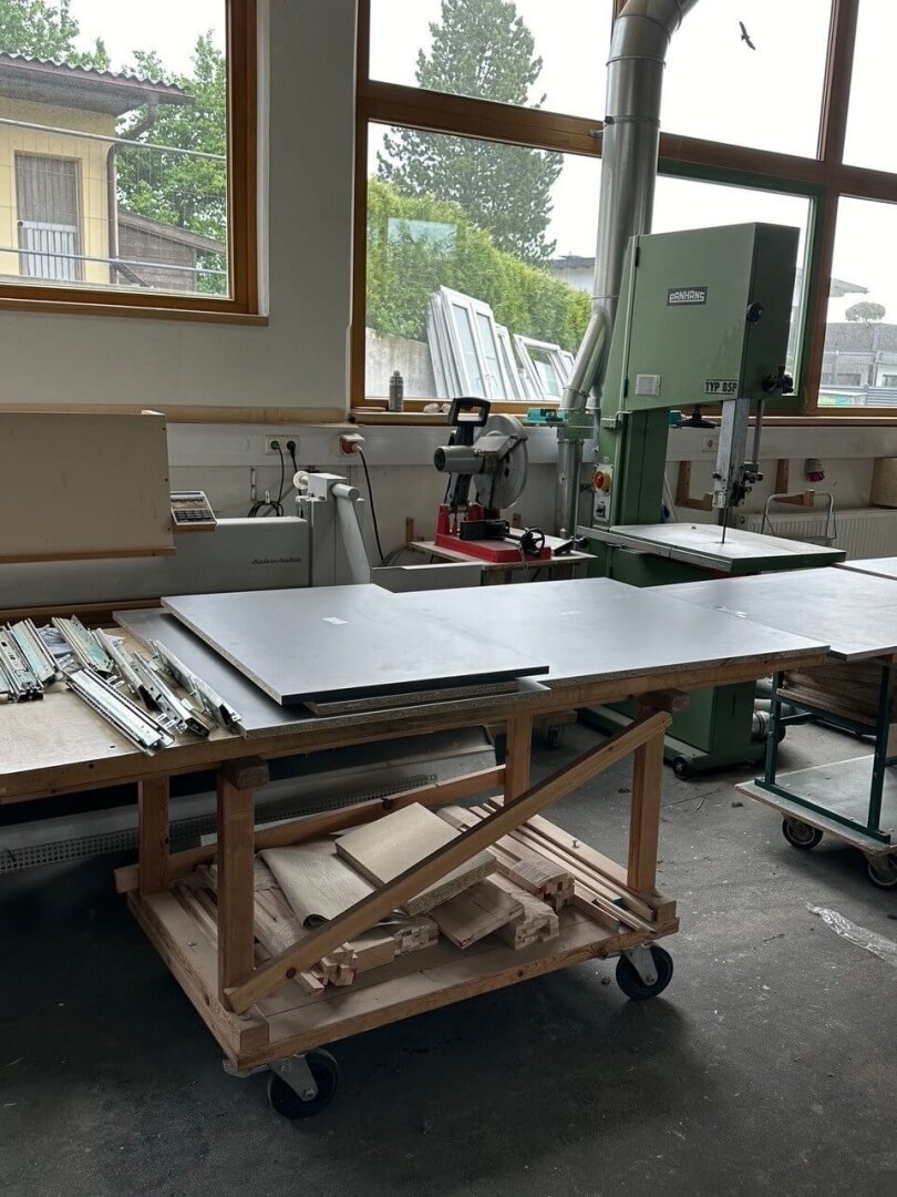 Tischlerei mit Büro im Tiroler Unterland zwischen Jenbach und Wörgl, Eingang Zillertal