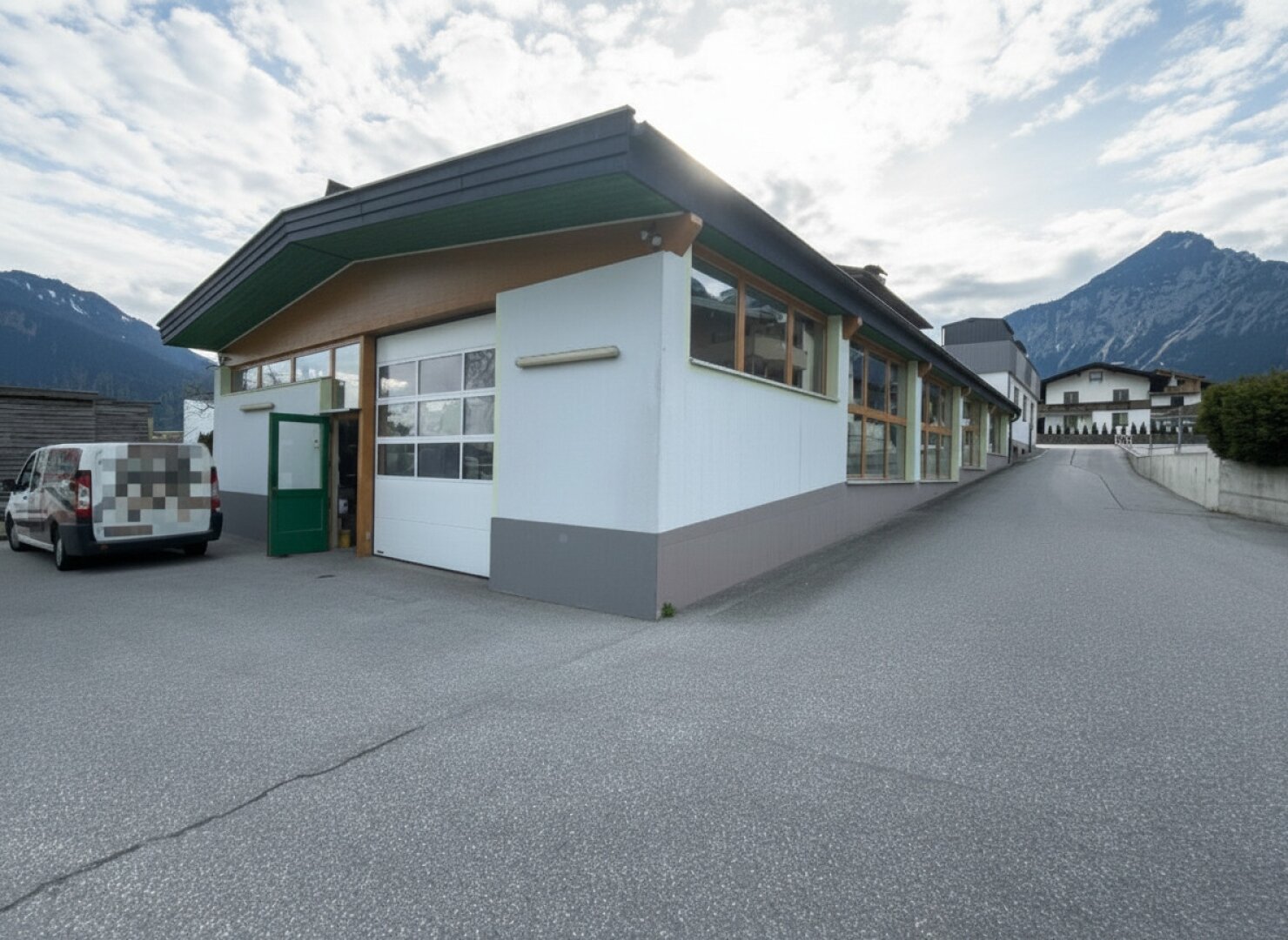Tischlerei mit Büro im Tiroler Unterland zwischen Jenbach und Wörgl, Eingang Zillertal