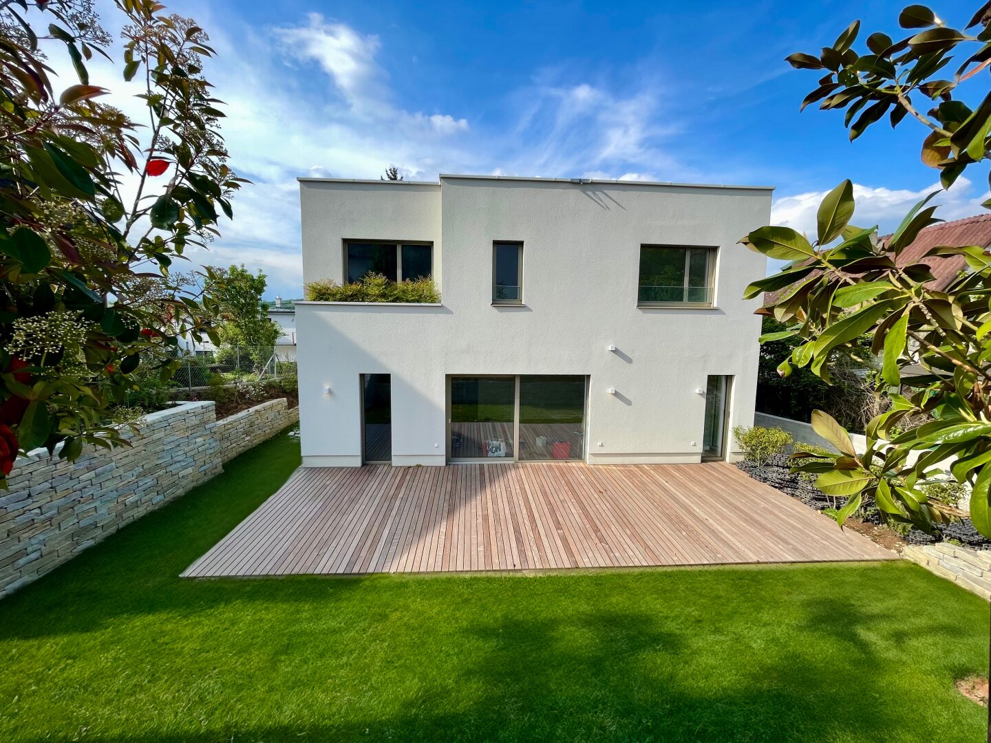 Exklusives Traumhaus im Grünen mit Fernblick & großem Pool in Klosterneuburg - Neubau