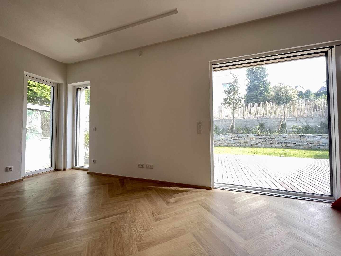 Exklusives Traumhaus im Grünen mit Fernblick & großem Pool in Klosterneuburg - Neubau