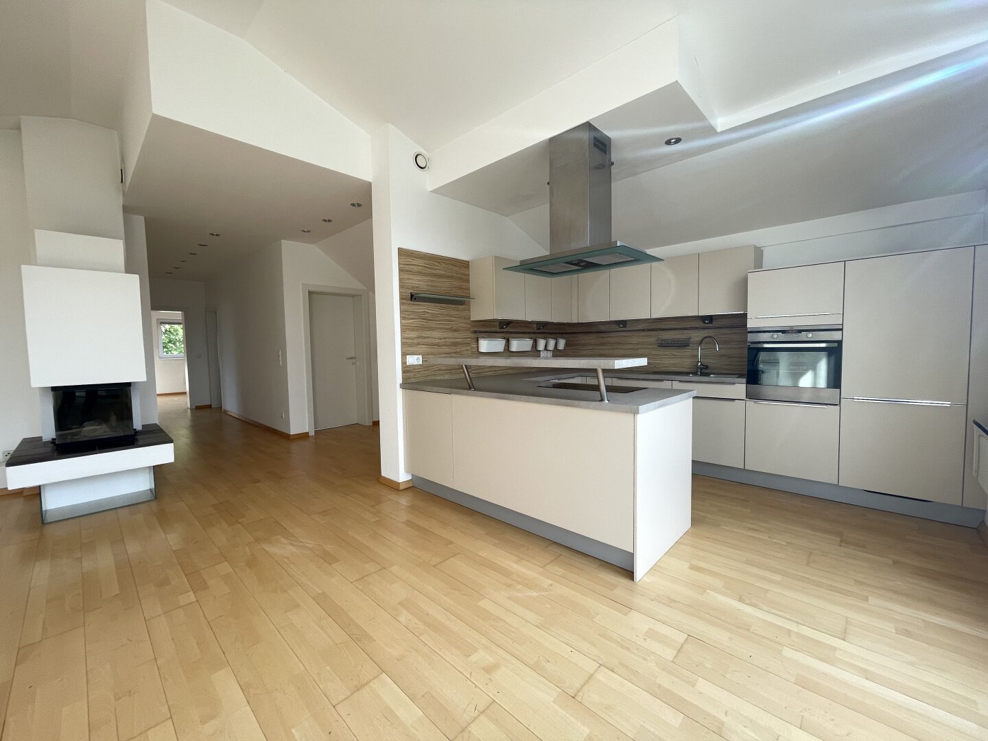 Lichtdurchflutete Dachgeschosswohnung mit 38m2 Terrasse und Fernblick ins Grüne